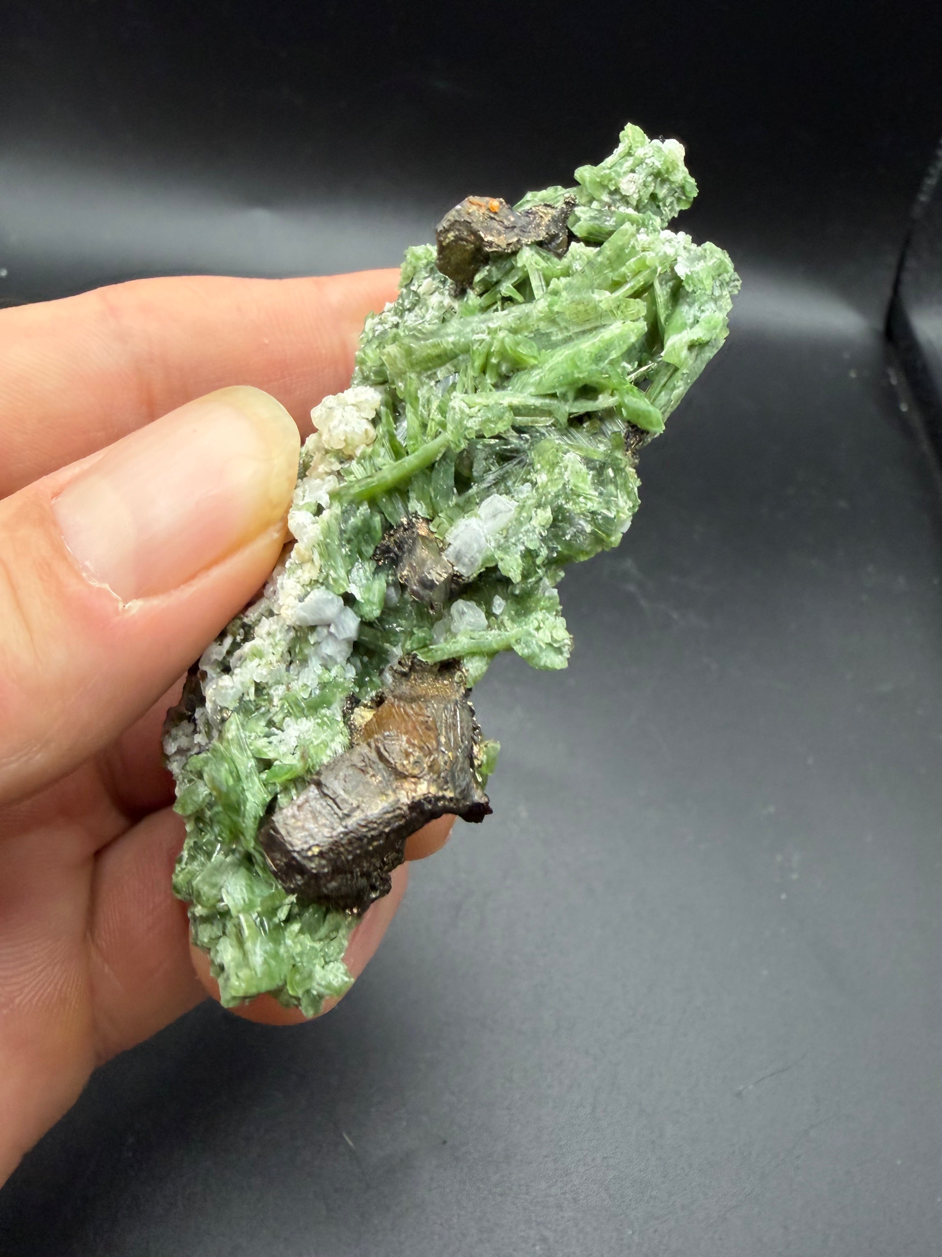 Cristaux de Tremolite chrome verte avec pyrite et zeolite, Lac-Ste-Marie, Québec, Canada, Grenville, Sp#166