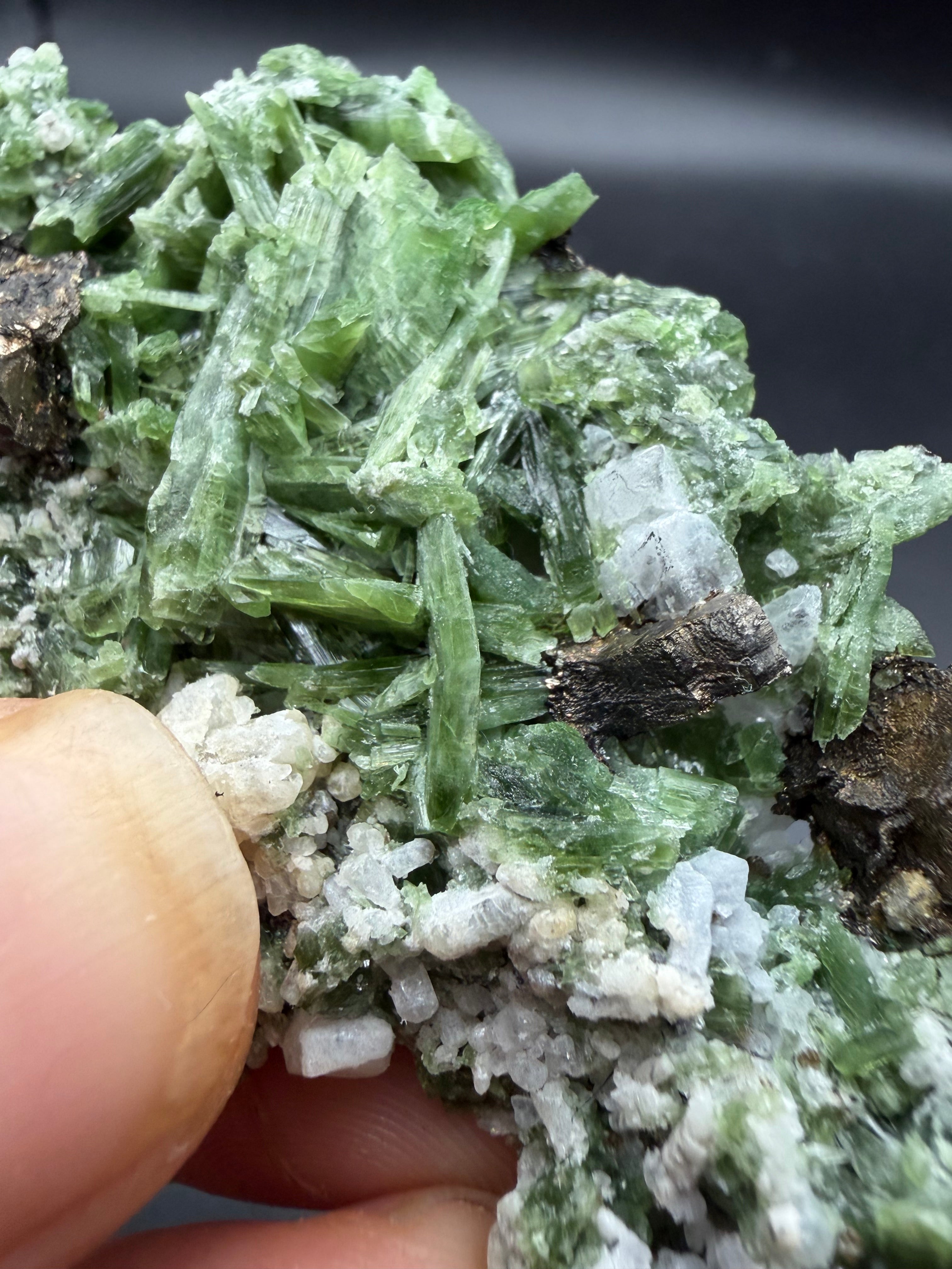 Cristaux de Tremolite chrome verte avec pyrite et zeolite, Lac-Ste-Marie, Québec, Canada, Grenville, Sp#166