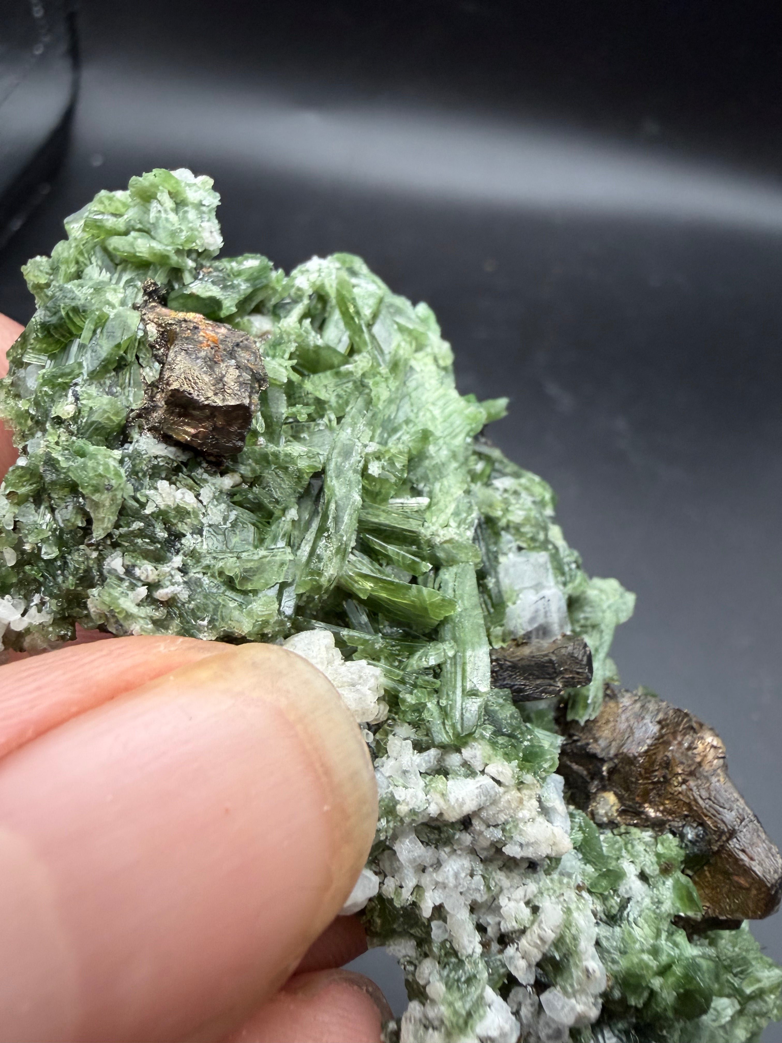 Cristaux de Tremolite chrome verte avec pyrite et zeolite, Lac-Ste-Marie, Québec, Canada, Grenville, Sp#166