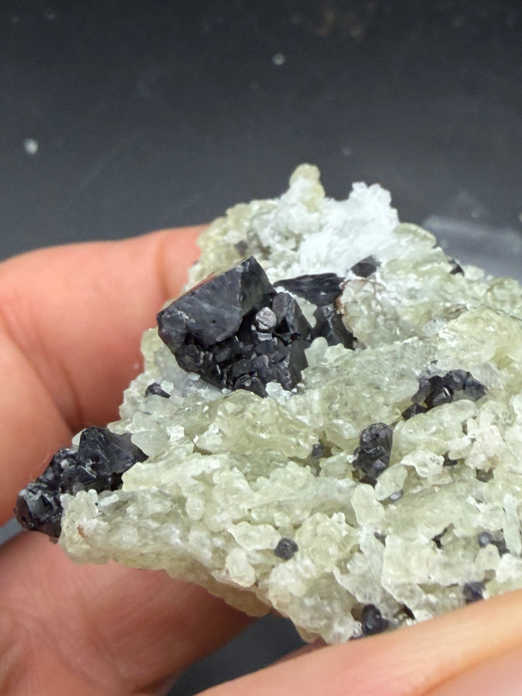 Spinelles Violet Foncé sur Forsterite, Québec, Canada, Sp#168