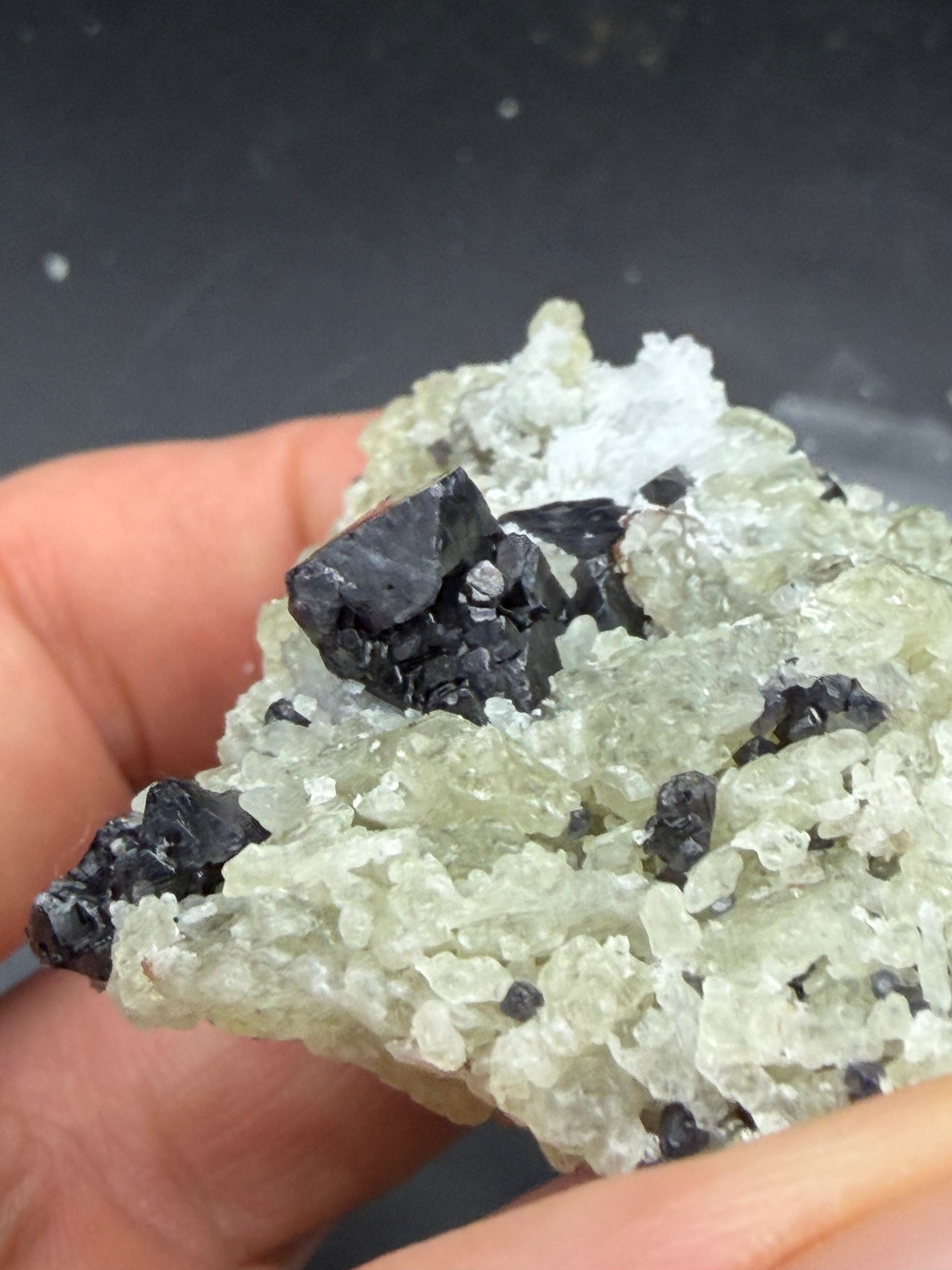 Spinelles Violet Foncé sur Forsterite, Québec, Canada, Sp#168