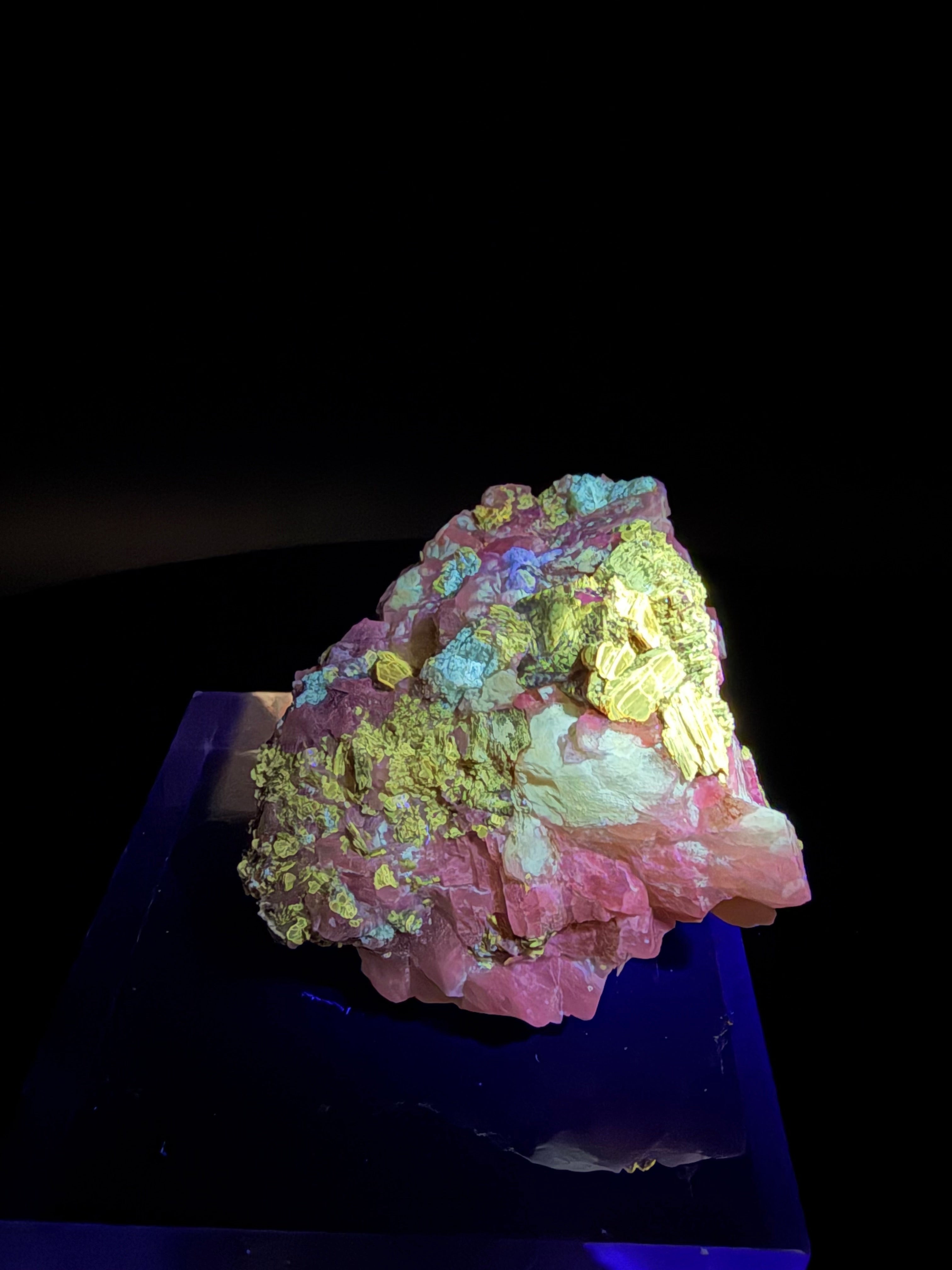 Combo Fluorescent UV – Mica Phlogopite, Calcite, Diopside & Fluorapatite (254nm)Sp#176