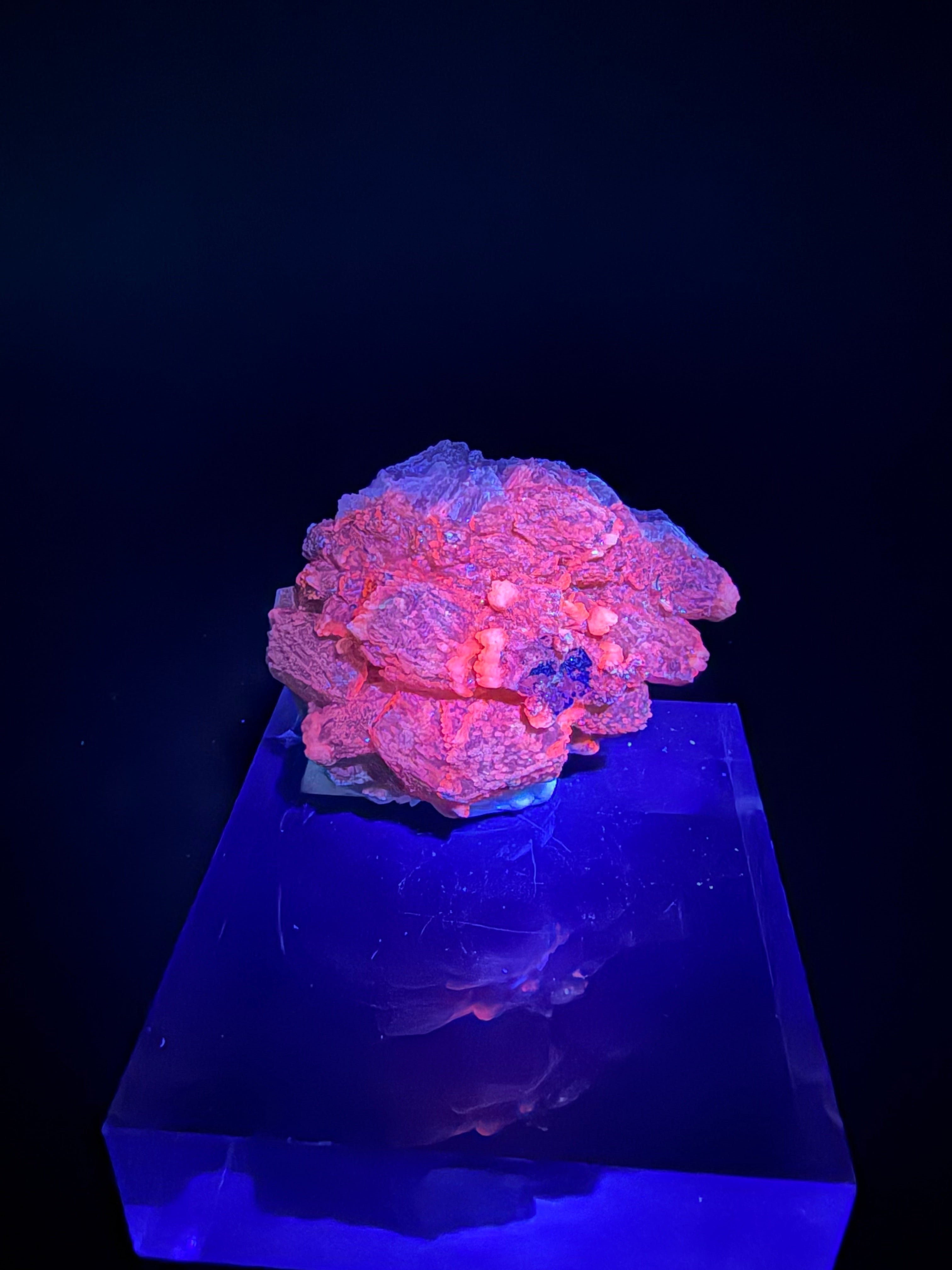 Calcite – Duo de Formations Cristallines Fluorescentes Orange (UV 254nm) sp#182