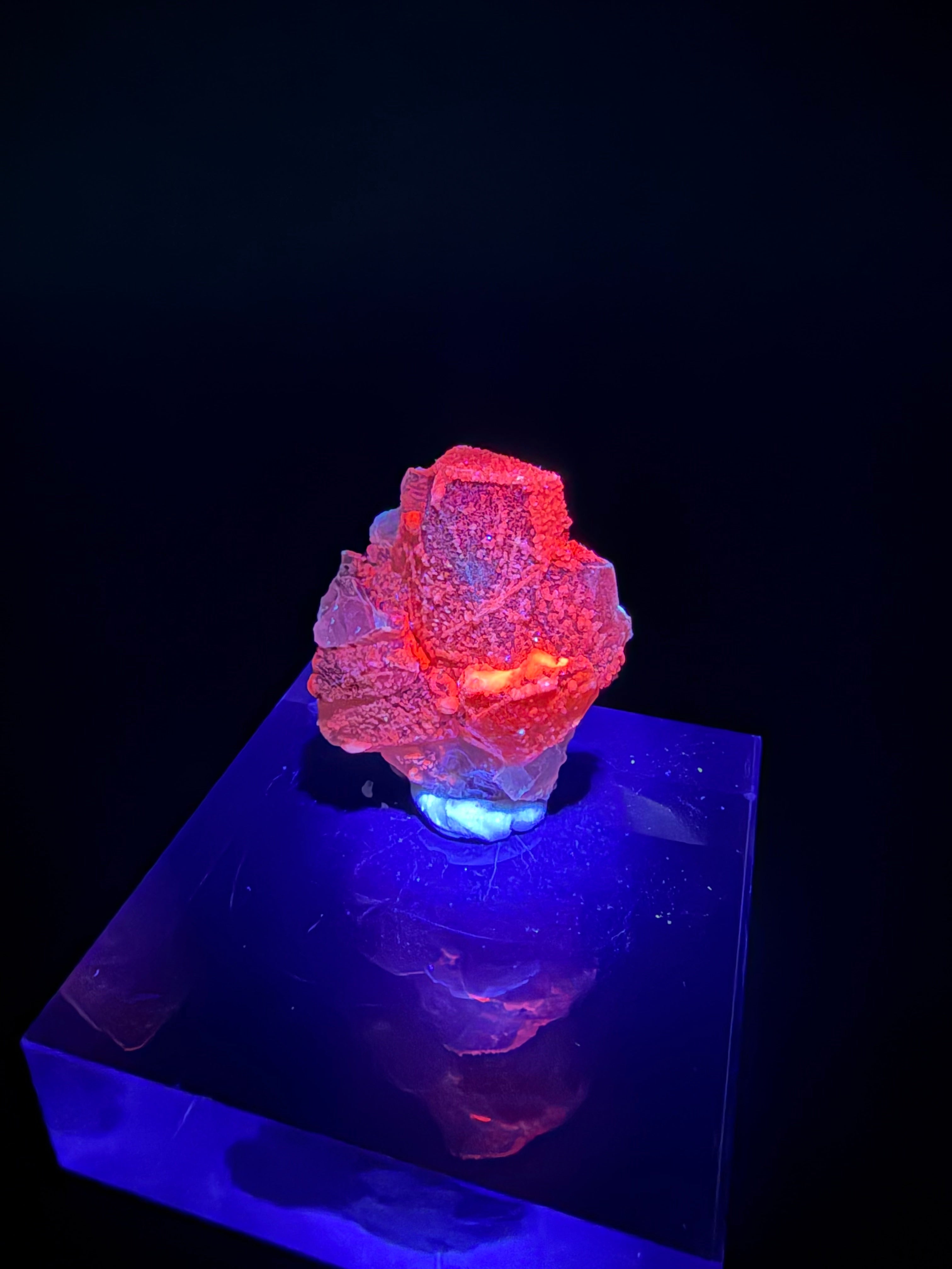 Calcite fluorescente orange sous UV ondes courtes 254 nm, Sp#181