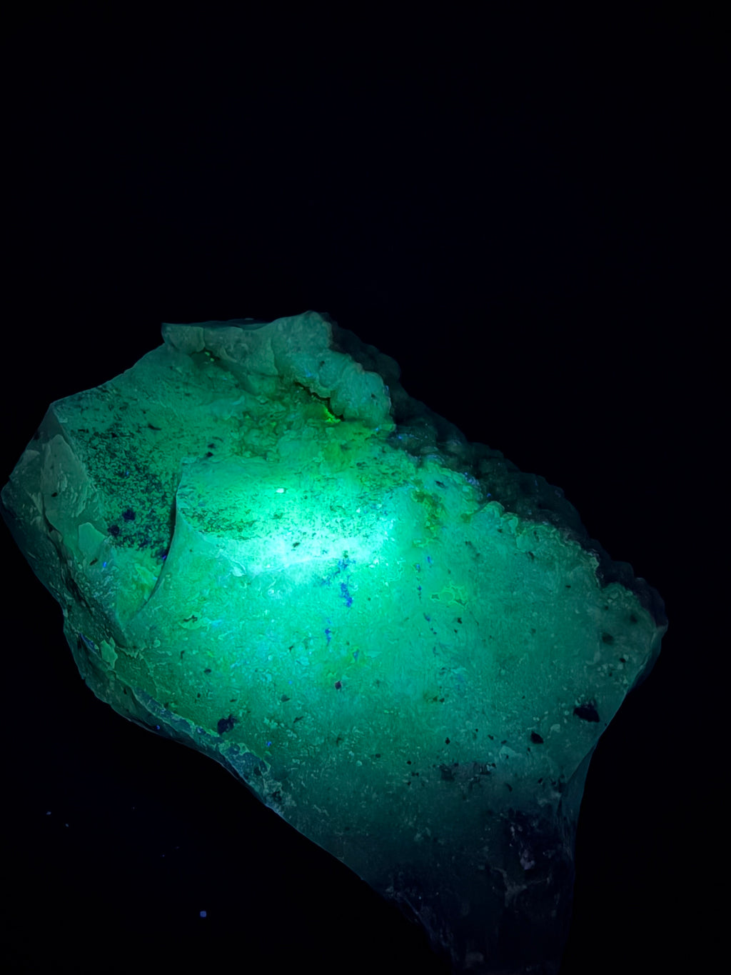 Quartz Agate avec cristaux botryoïdaux fluorescents vert sous UV onde courte 254nm, Outaouais, Grenville, Québec, Canada, Sp#177