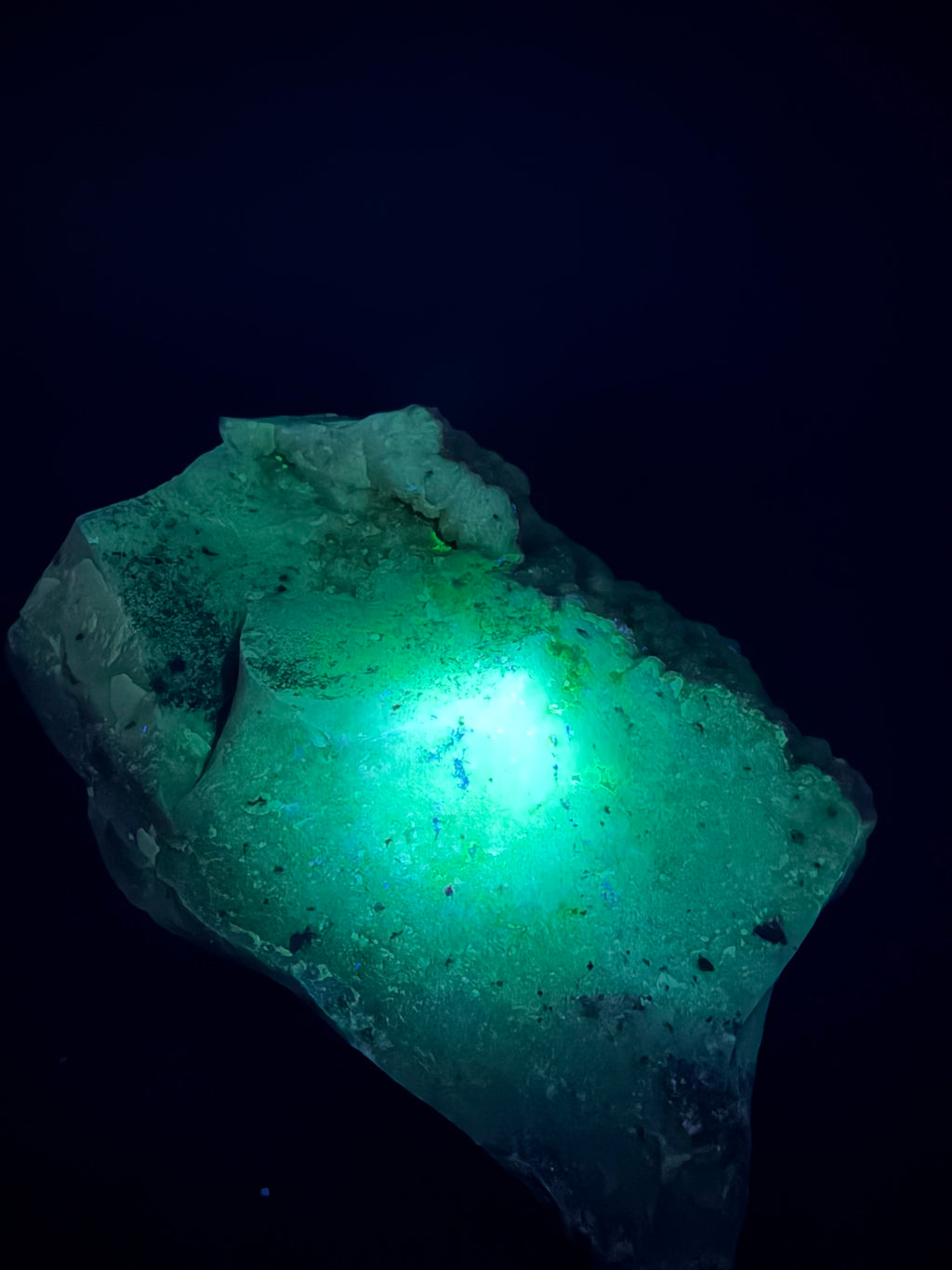 Quartz Agate avec cristaux botryoïdaux fluorescents vert sous UV onde courte 254nm, Outaouais, Grenville, Québec, Canada, Sp#177