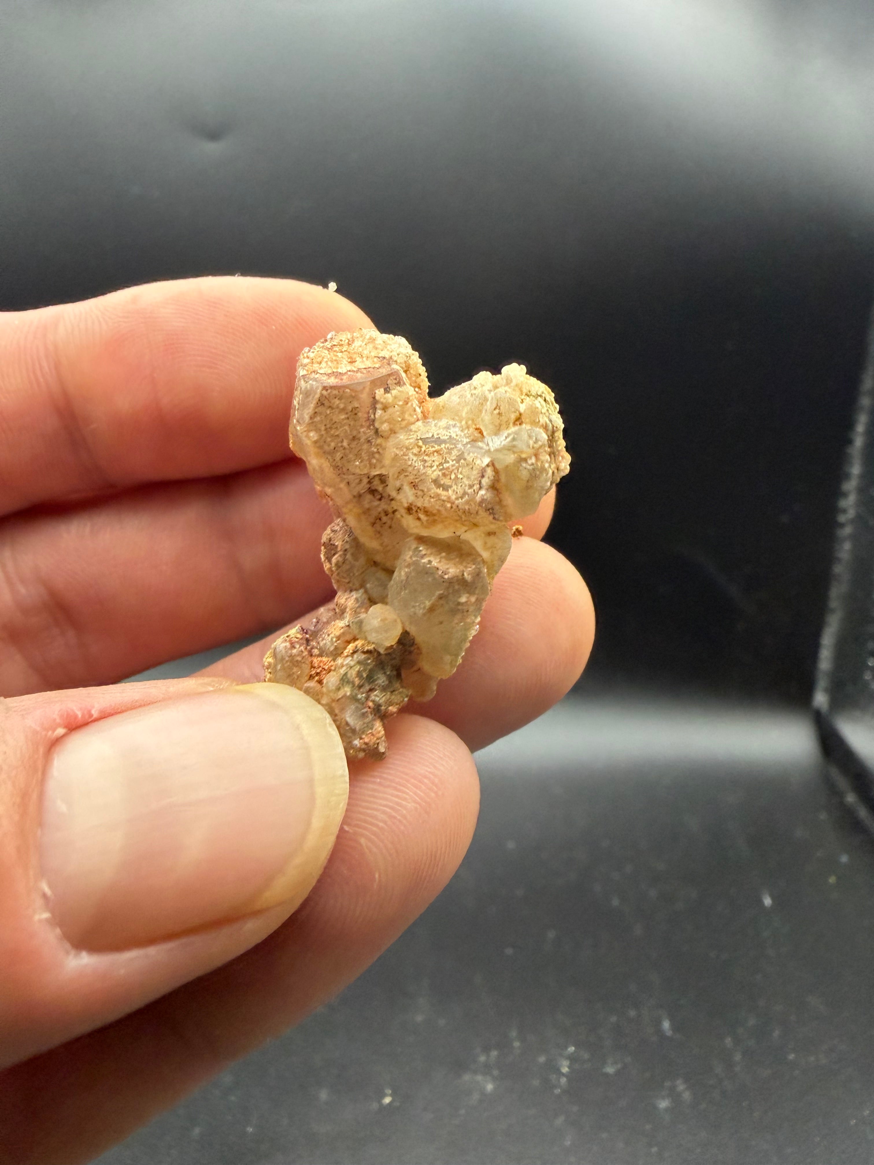 Amas de cristaux de Calcite,  Fluorescent orange sous Uv Short wave 254nm, Wakefield, Québec, Canada, Grenville, Sp#188