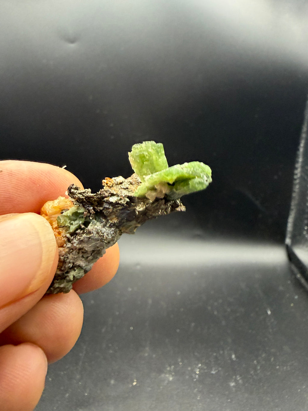 Tremolite verte  var. chrome sur pyrite, Lac-ste-marie, Québec, Canada, Grenville, Sp#189