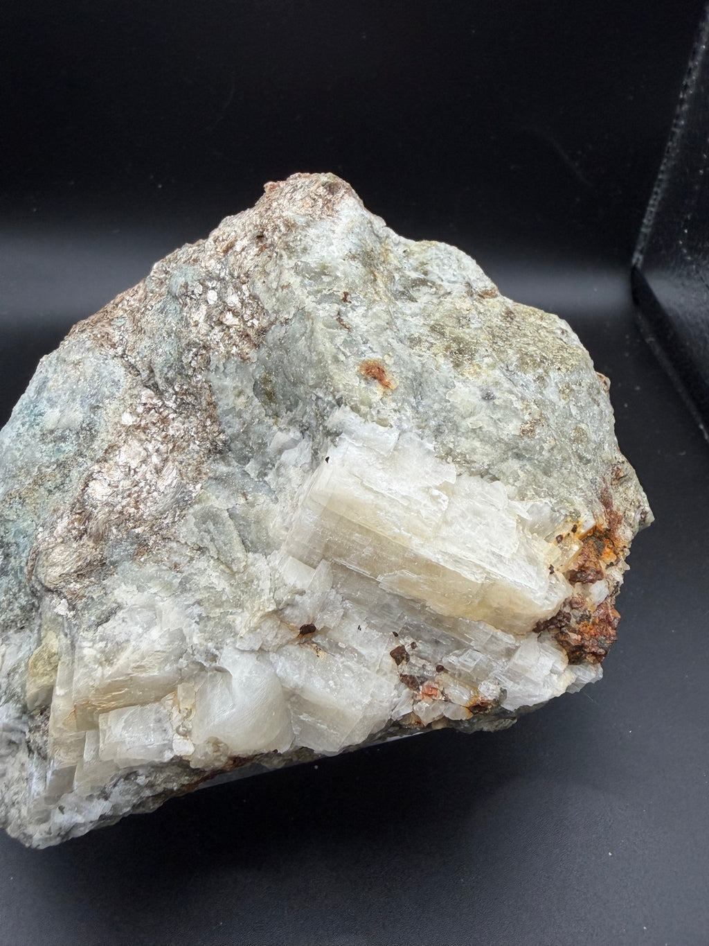 Scapolite, Phlogopite Mica, Calcite, Fluorapatite et Diopside – Fluorescent UV sous 254nm et 265nm, Sp#137