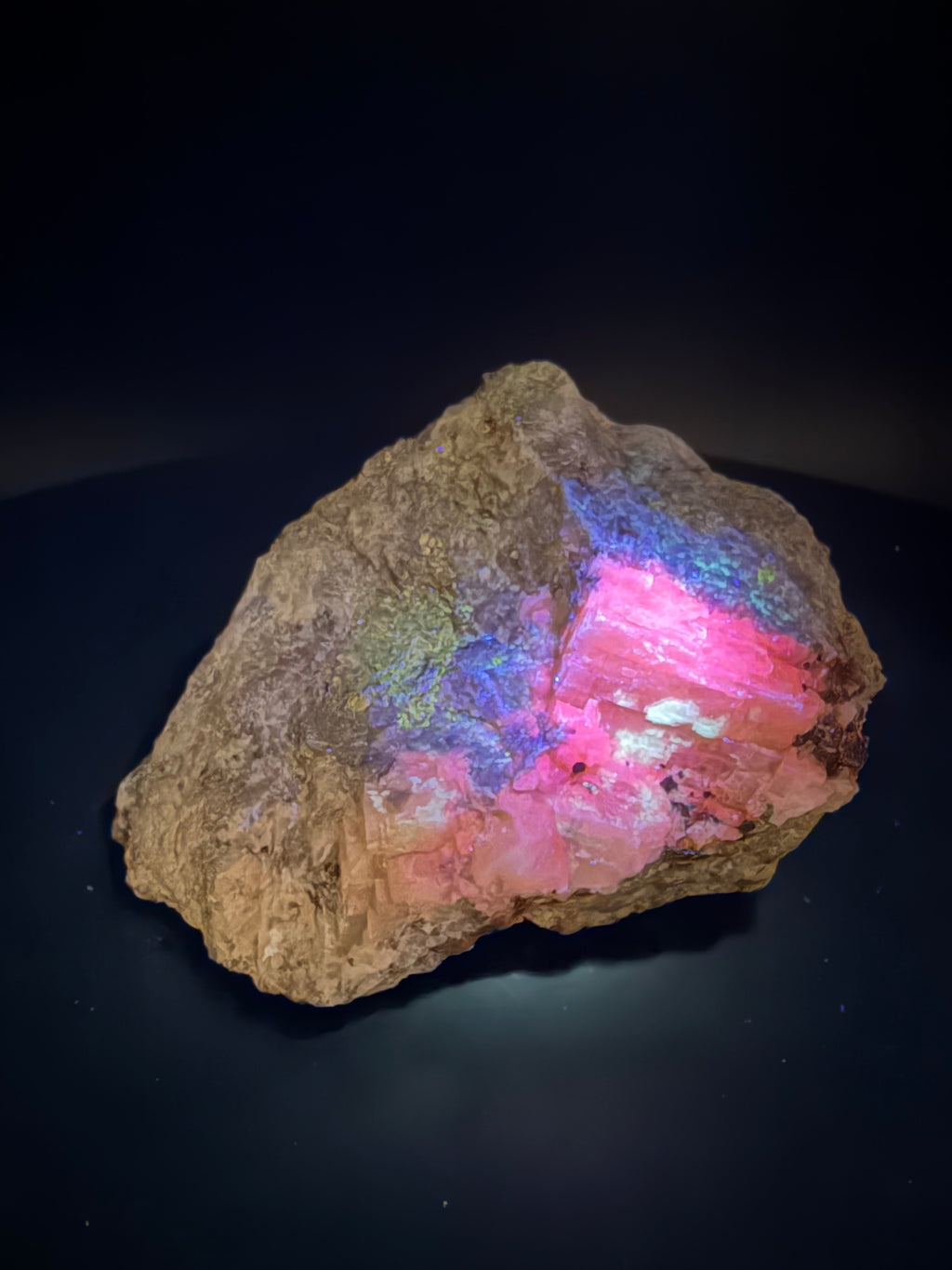 Scapolite, Phlogopite Mica, Calcite, Fluorapatite et Diopside – Fluorescent UV sous 254nm et 265nm, Sp#137