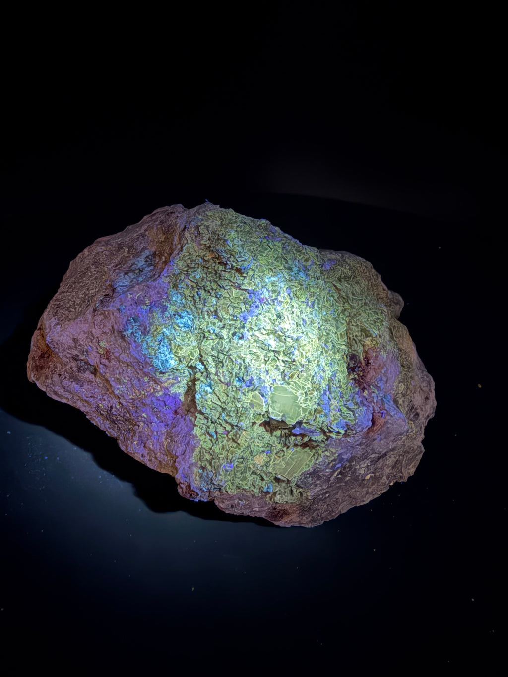 Scapolite, Phlogopite Mica, Calcite, Fluorapatite et Diopside – Fluorescent UV sous 254nm et 265nm, Sp#137