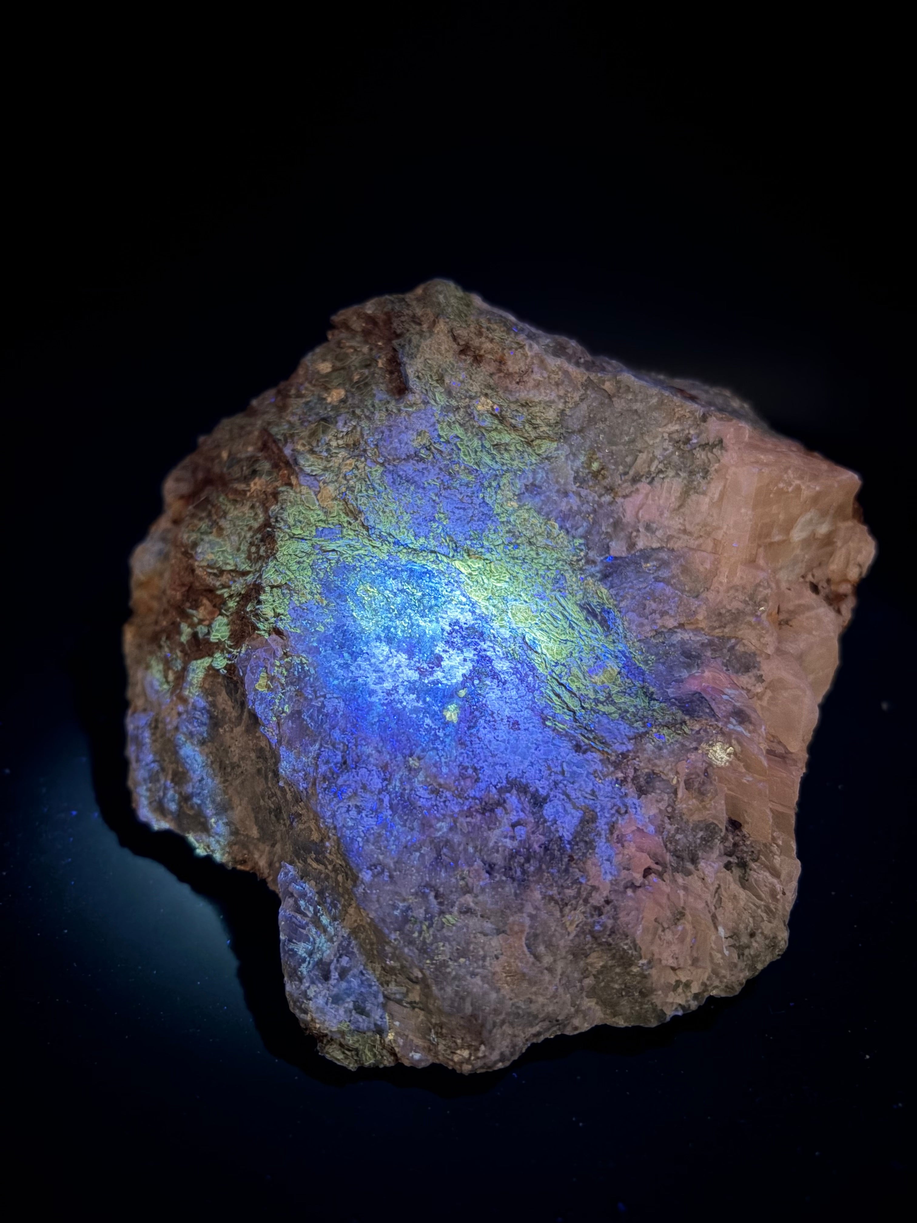 Scapolite, Phlogopite Mica, Calcite, Fluorapatite et Diopside – Fluorescent UV sous 254nm et 265nm, Sp#137