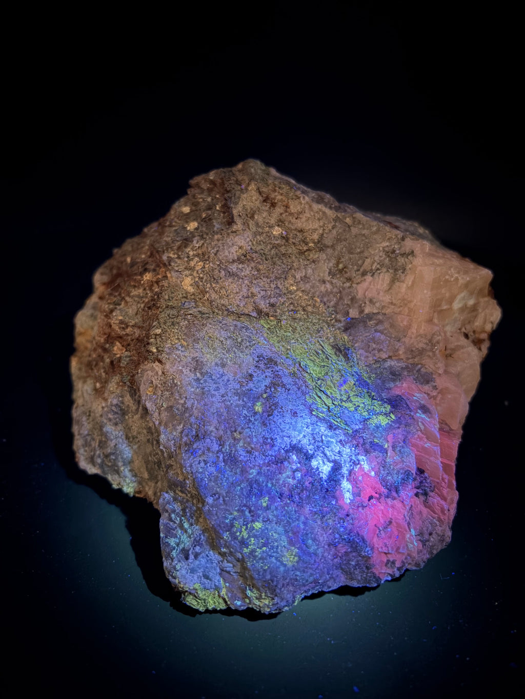Scapolite, Phlogopite Mica, Calcite, Fluorapatite et Diopside – Fluorescent UV sous 254nm et 265nm, Sp#137