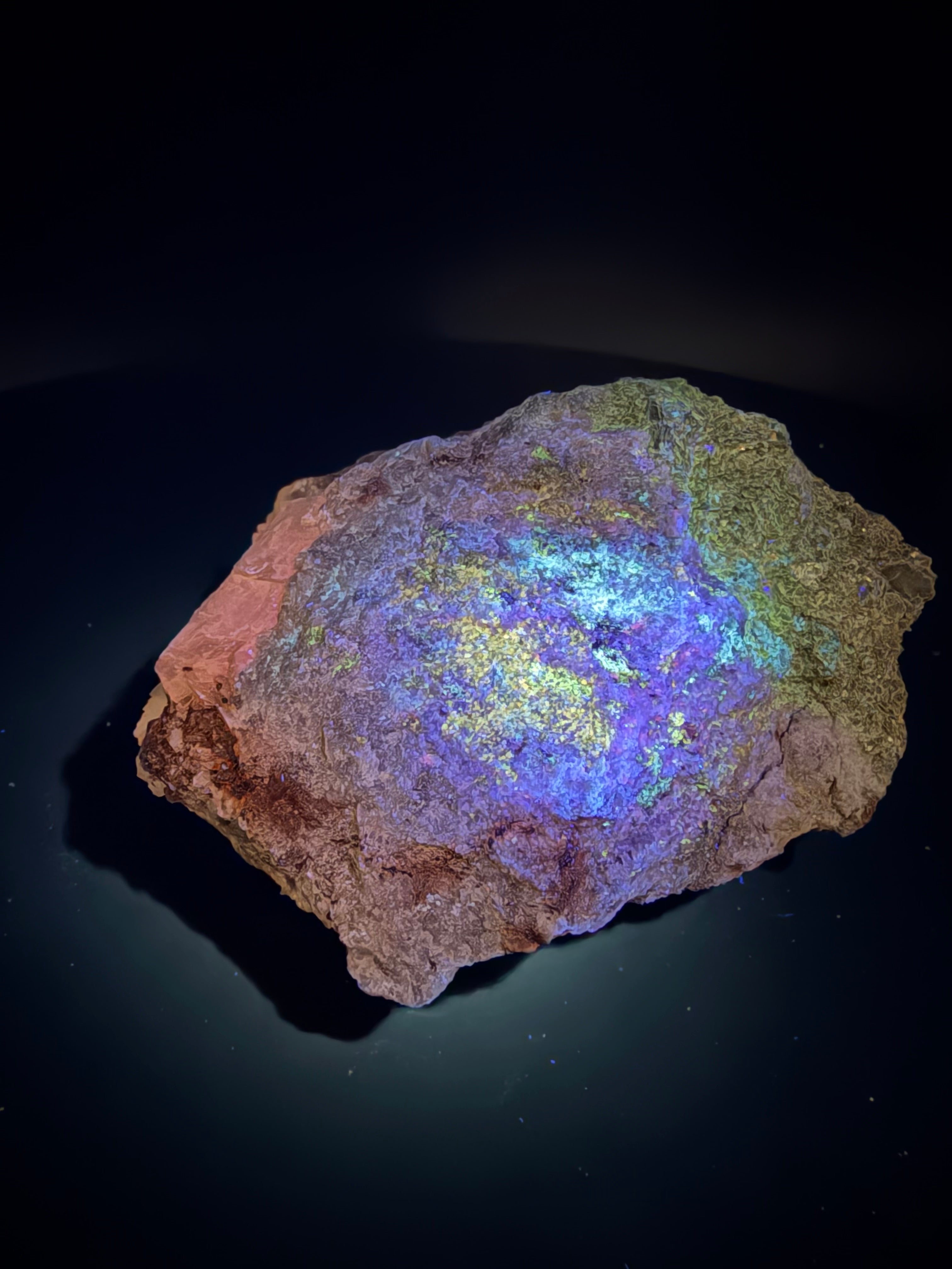 Scapolite, Phlogopite Mica, Calcite, Fluorapatite et Diopside – Fluorescent UV sous 254nm et 265nm, Sp#137