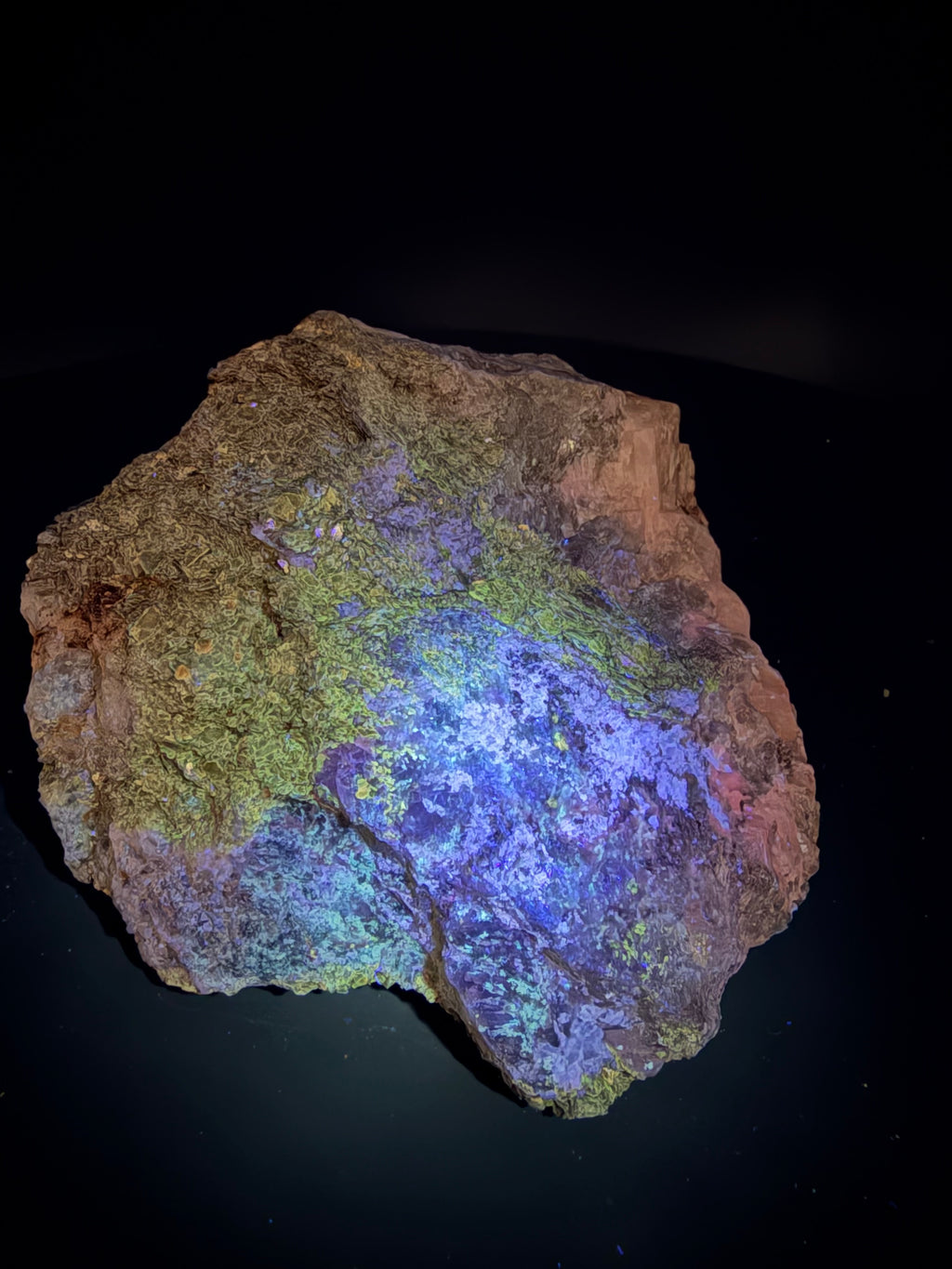 Scapolite, Phlogopite Mica, Calcite, Fluorapatite et Diopside – Fluorescent UV sous 254nm et 265nm, Sp#137