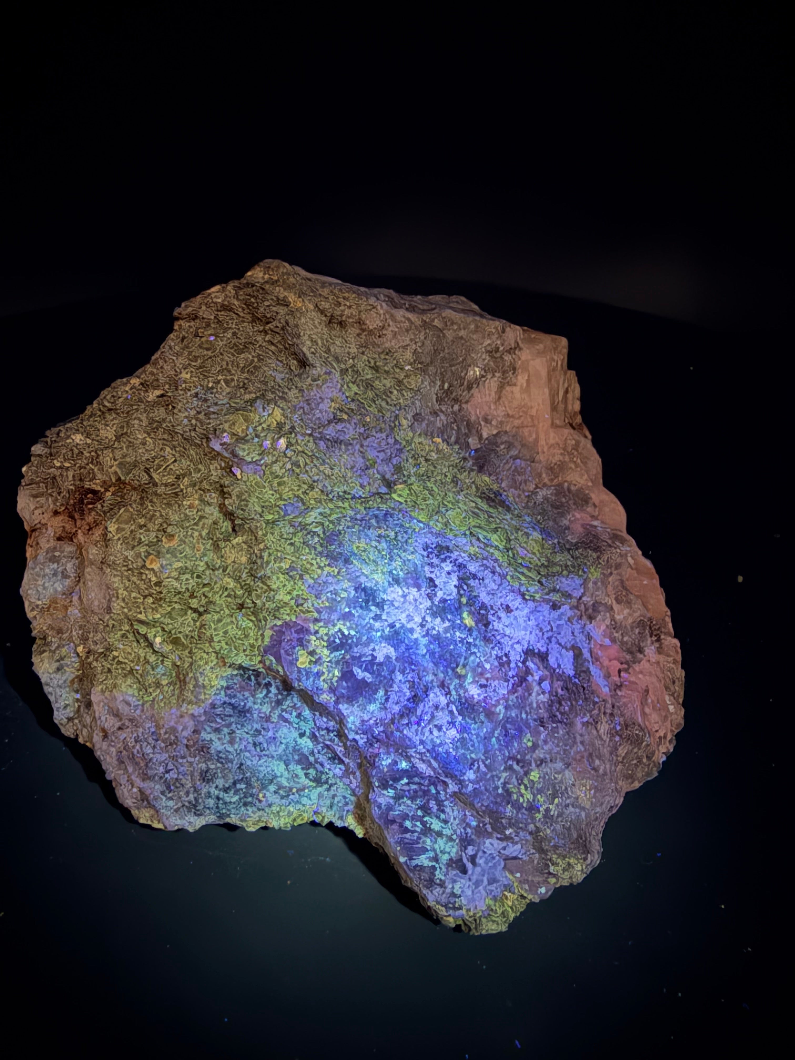 Scapolite, Phlogopite Mica, Calcite, Fluorapatite et Diopside – Fluorescent UV sous 254nm et 265nm, Sp#137