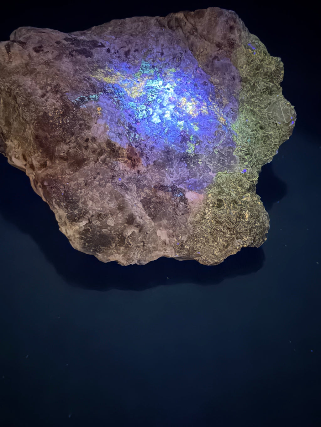 Scapolite, Phlogopite Mica, Calcite, Fluorapatite et Diopside – Fluorescent UV sous 254nm et 265nm, Sp#137