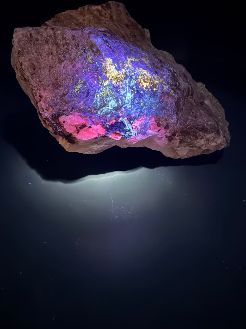 Scapolite, Phlogopite Mica, Calcite, Fluorapatite et Diopside – Fluorescent UV sous 254nm et 265nm, Sp#137