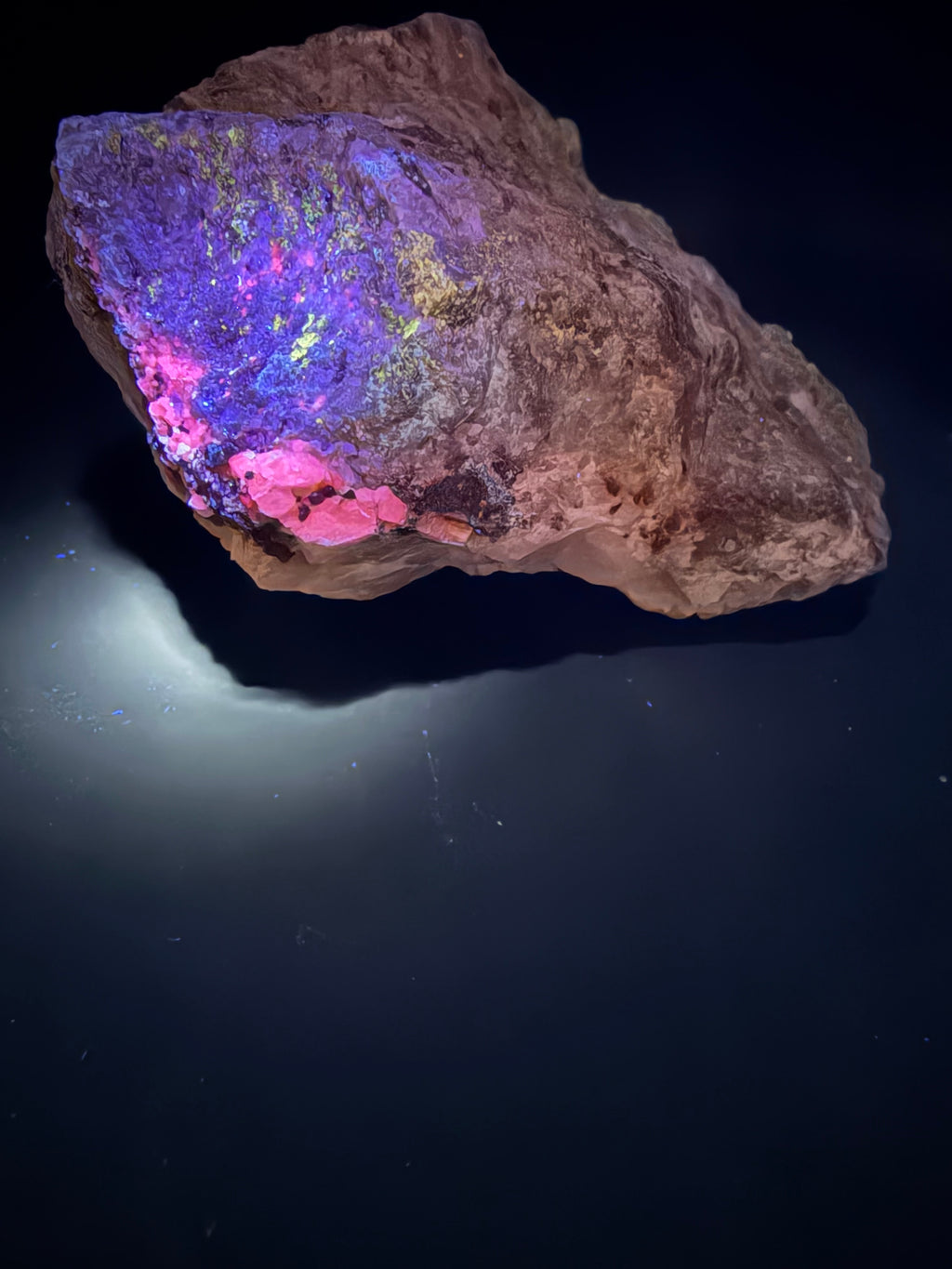Scapolite, Phlogopite Mica, Calcite, Fluorapatite et Diopside – Fluorescent UV sous 254nm et 265nm, Sp#137