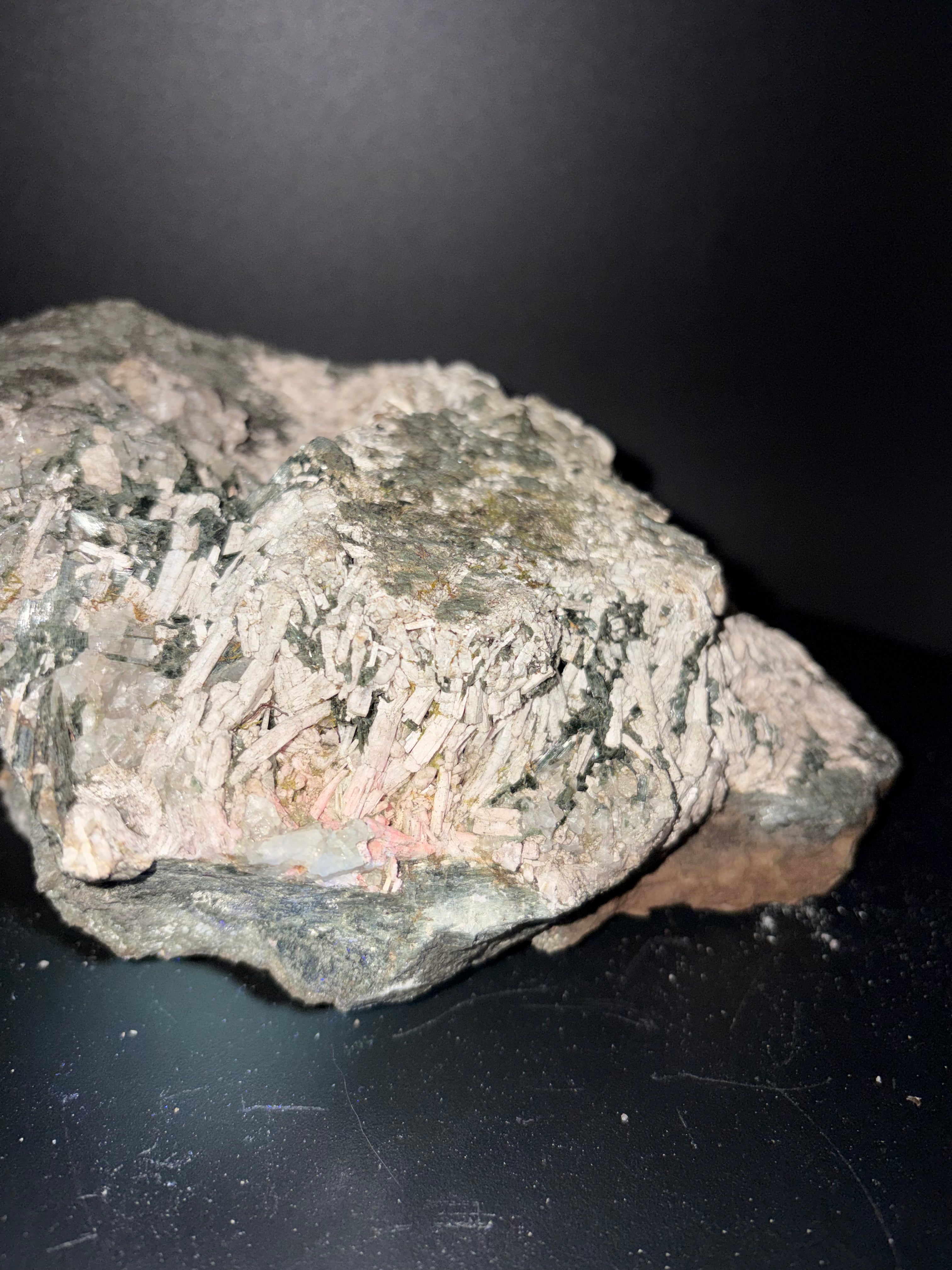 Scapolite fluorescente avec actinolite verte et quartz sur matrice – 19×14×8,5 cm, Sp#189