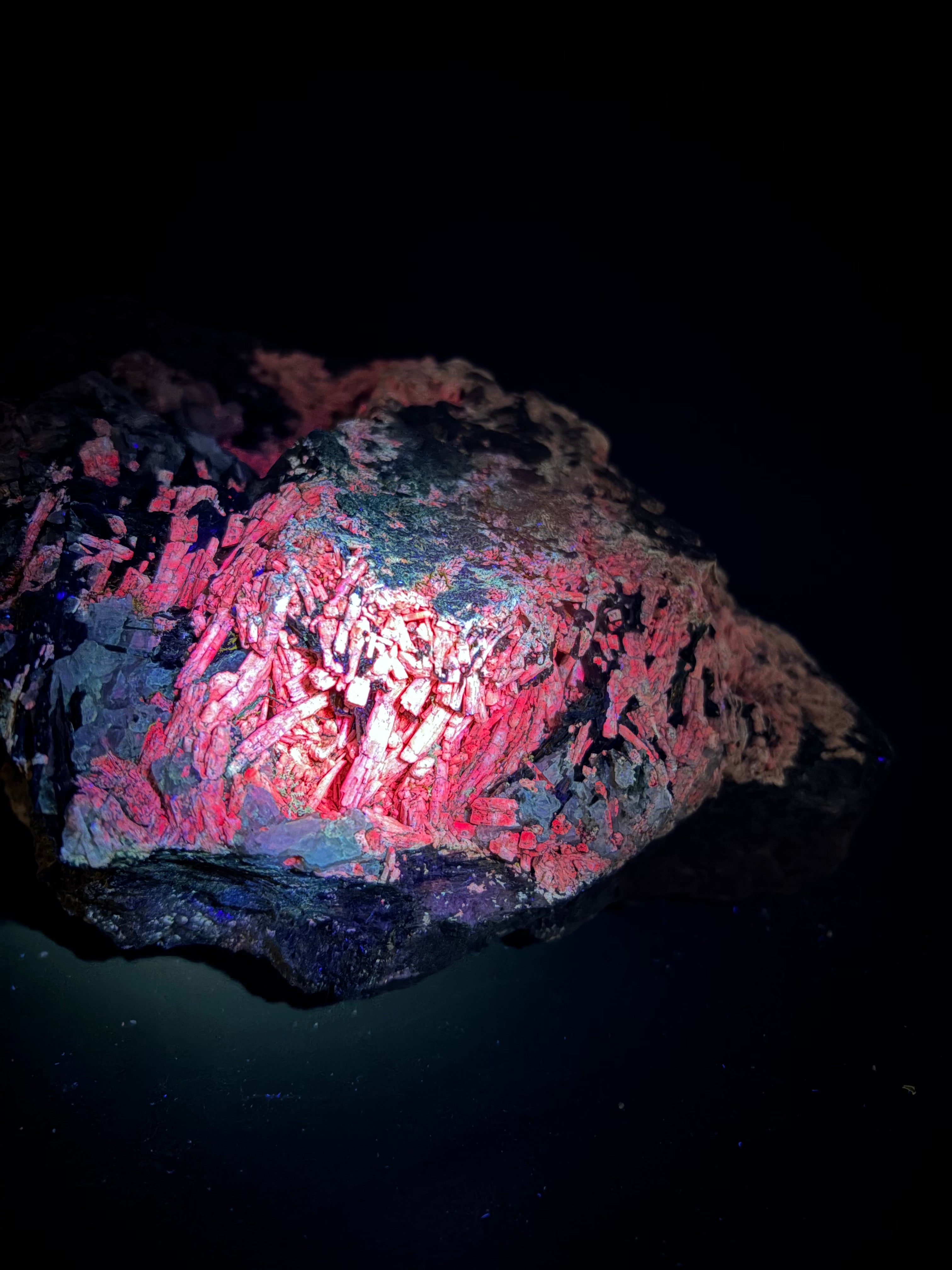 Scapolite fluorescente avec actinolite verte et quartz sur matrice – 19×14×8,5 cm, Sp#189