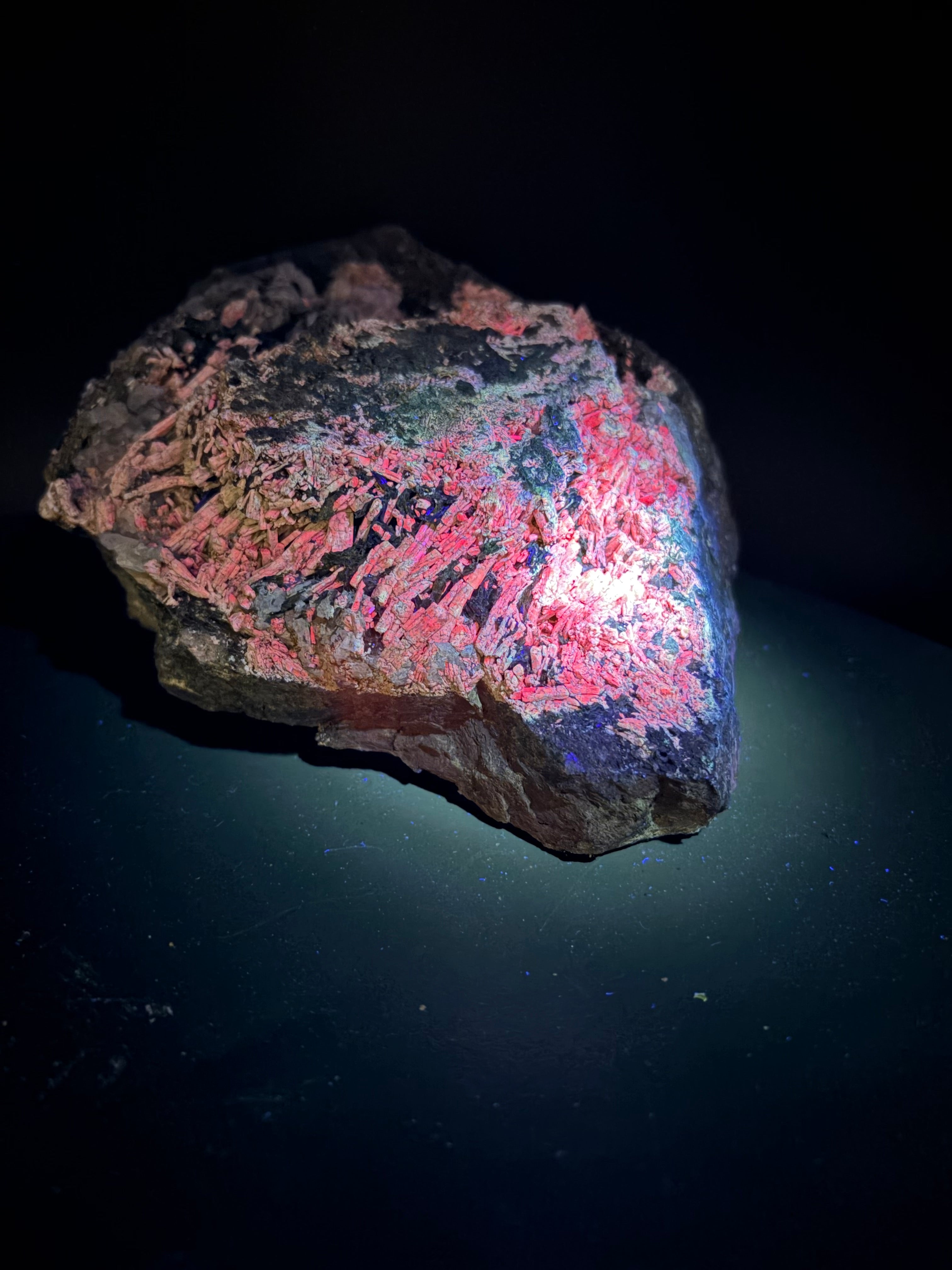 Scapolite fluorescente avec actinolite verte et quartz sur matrice – 19×14×8,5 cm, Sp#189