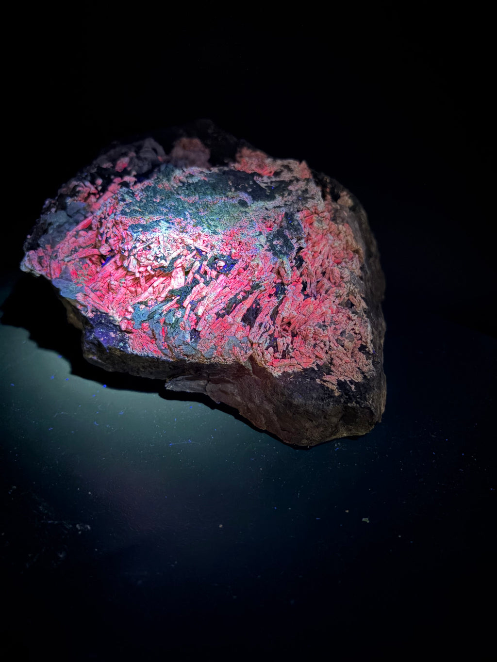Scapolite fluorescente avec actinolite verte et quartz sur matrice – 19×14×8,5 cm, Sp#189