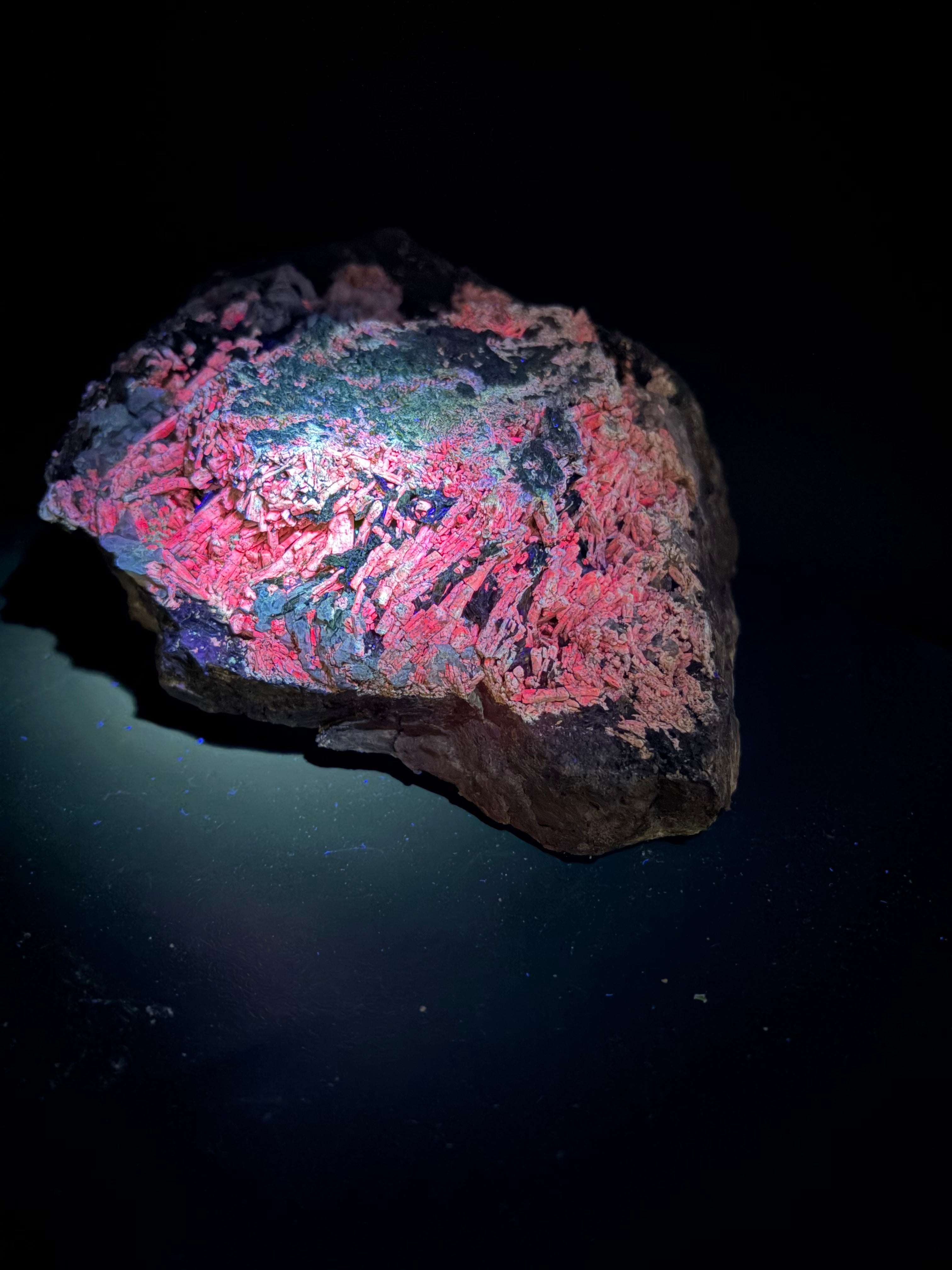 Scapolite fluorescente avec actinolite verte et quartz sur matrice – 19×14×8,5 cm, Sp#189