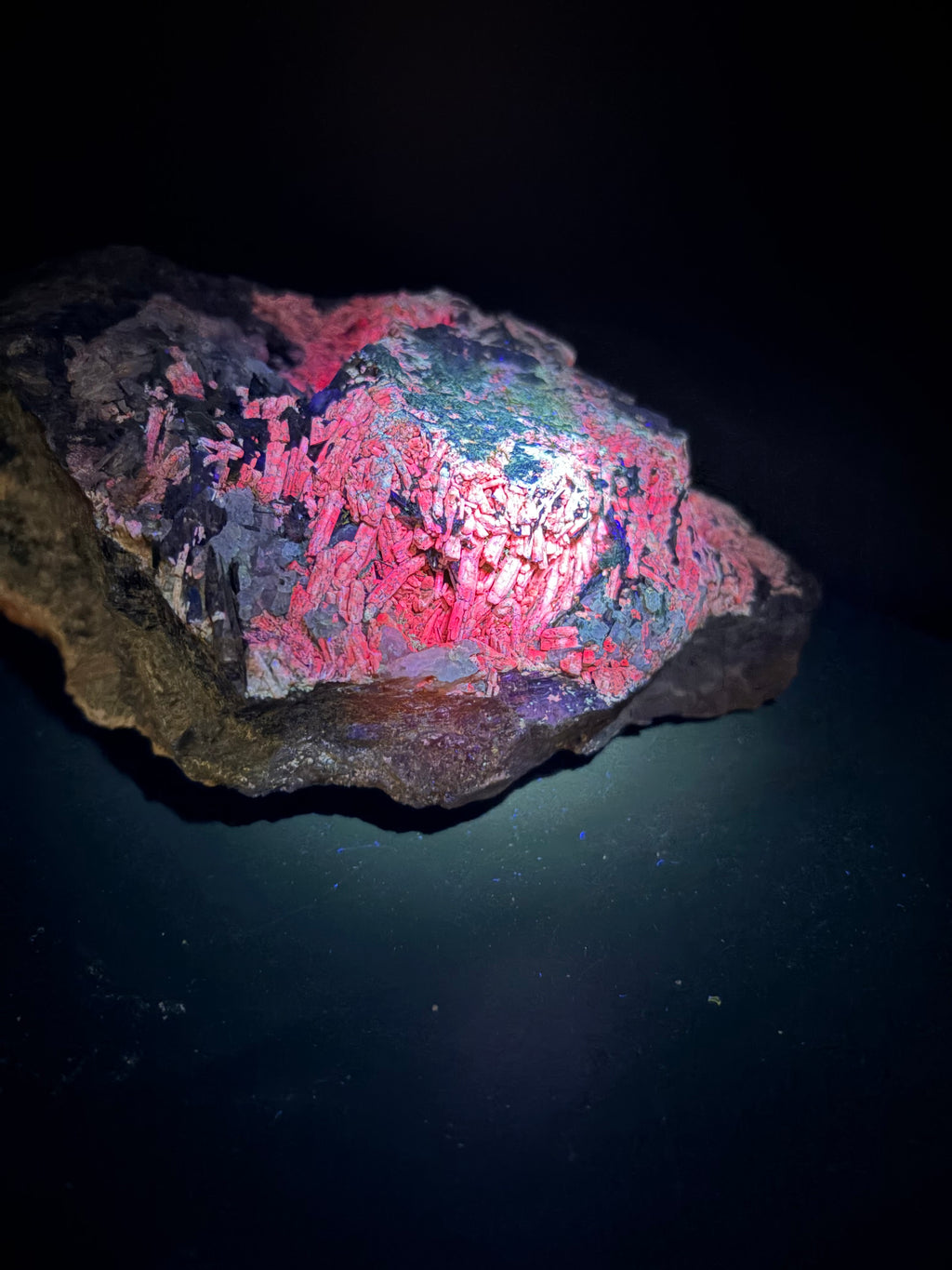 Scapolite fluorescente avec actinolite verte et quartz sur matrice – 19×14×8,5 cm, Sp#189
