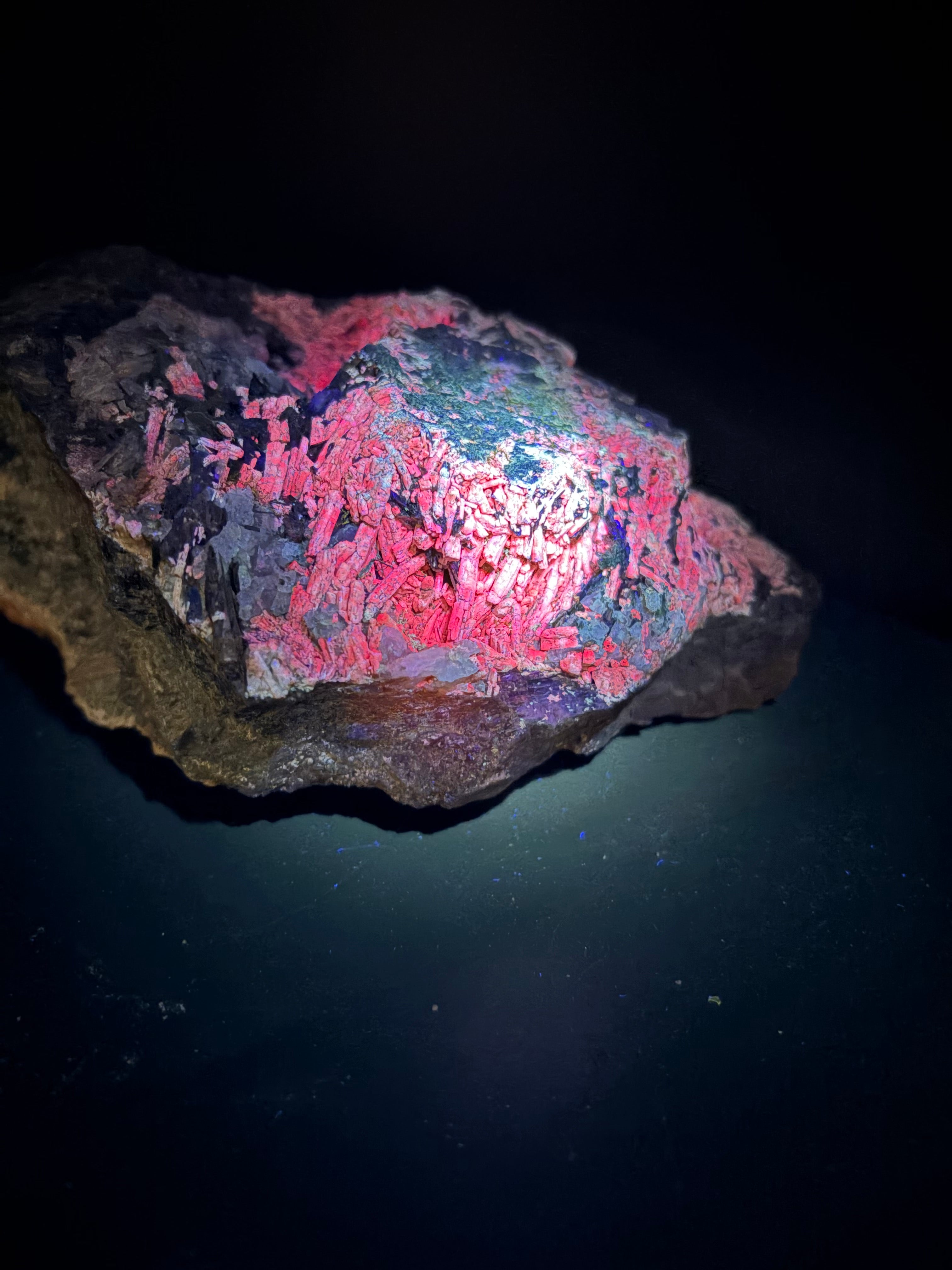 Scapolite fluorescente avec actinolite verte et quartz sur matrice – 19×14×8,5 cm, Sp#189