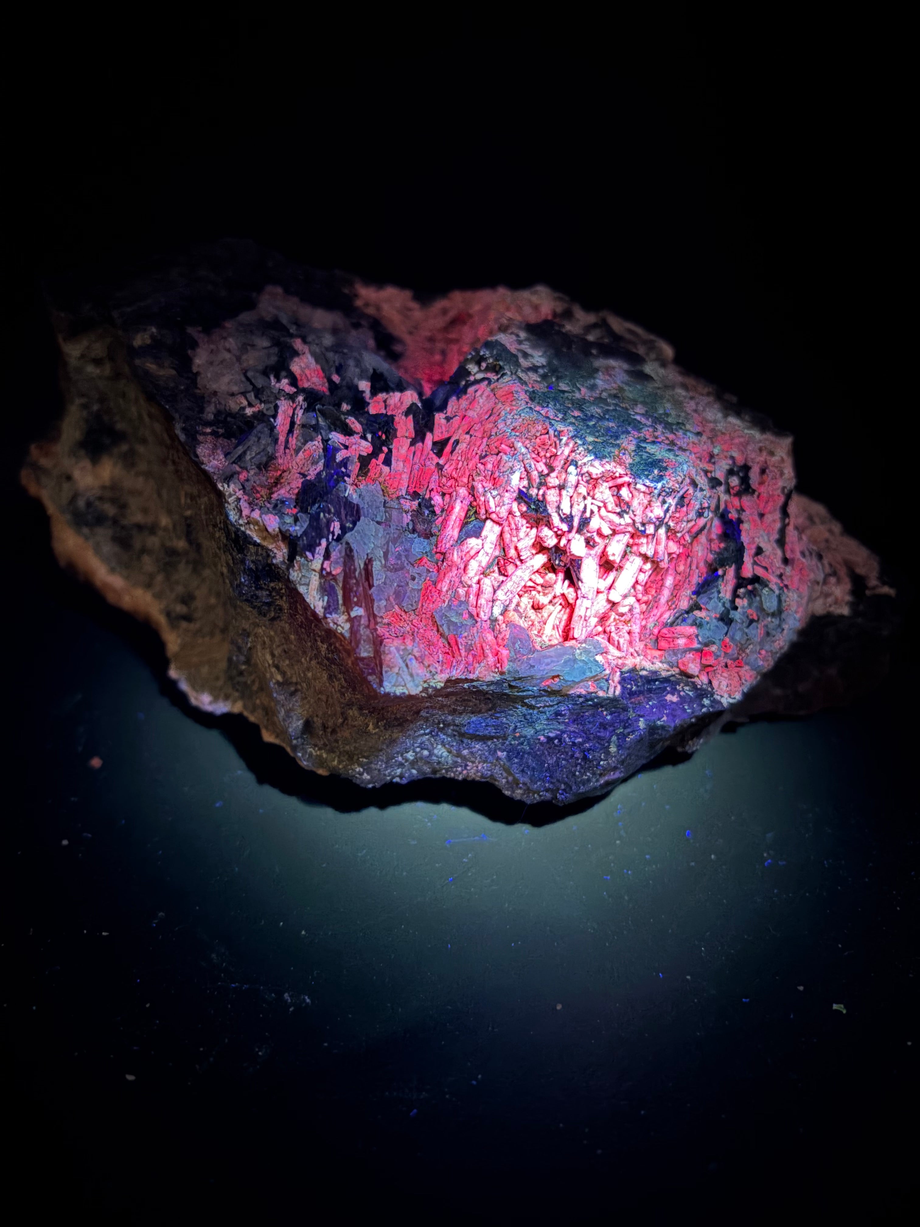 Scapolite fluorescente avec actinolite verte et quartz sur matrice – 19×14×8,5 cm, Sp#189