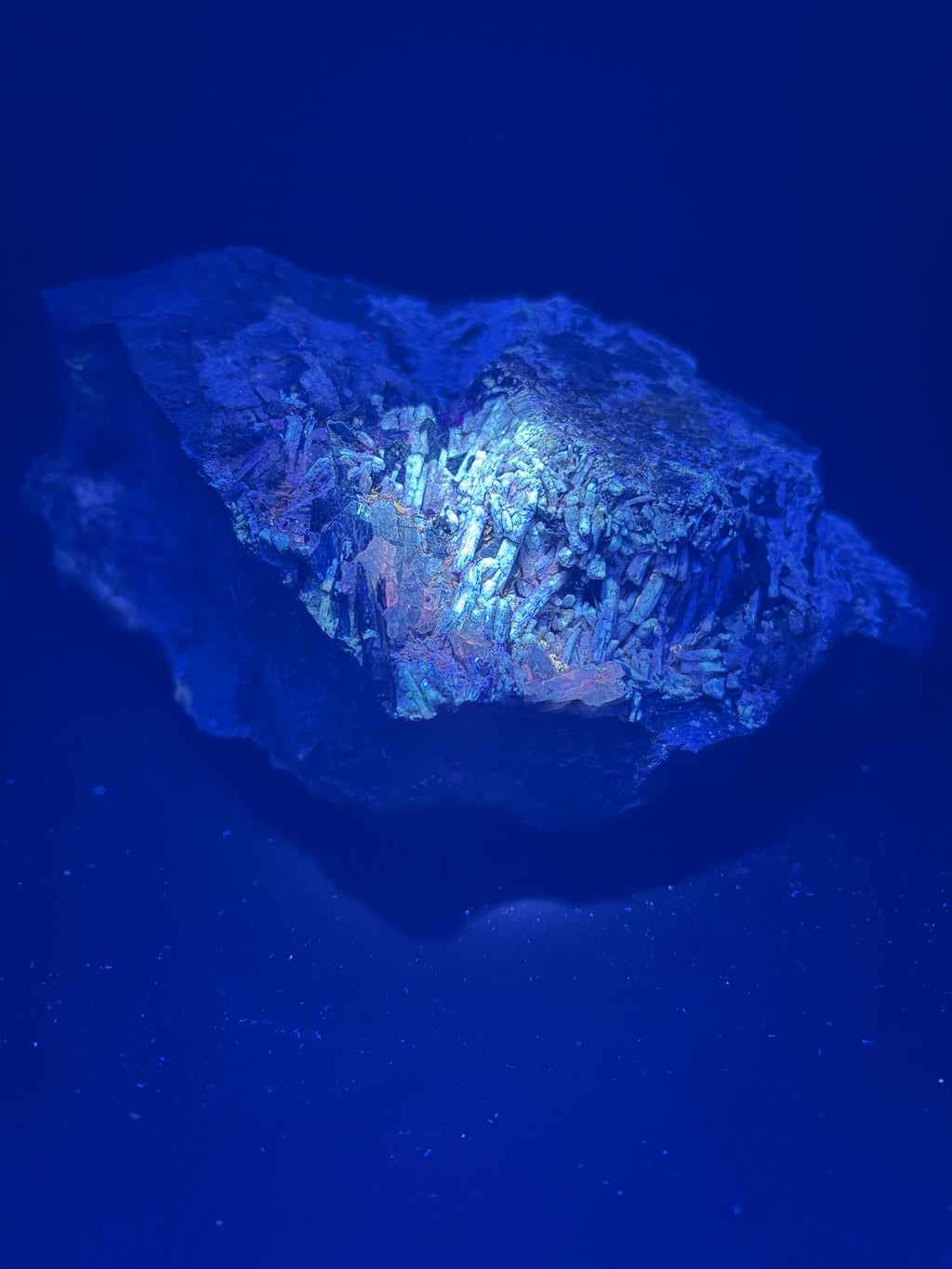 Scapolite fluorescente avec actinolite verte et quartz sur matrice – 19×14×8,5 cm, Sp#189