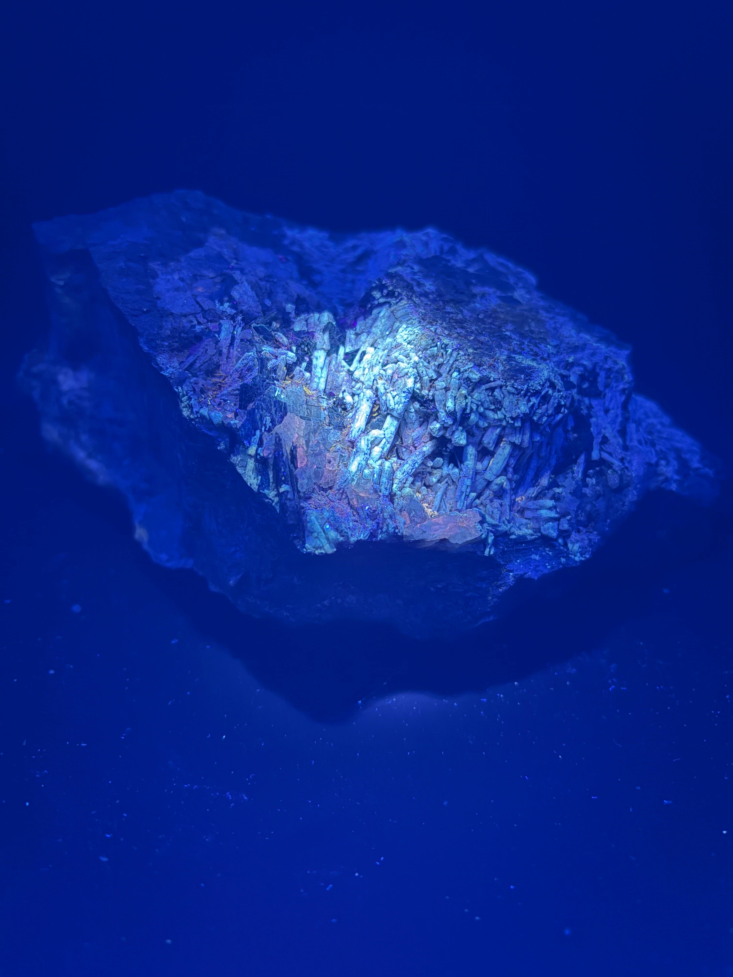 Scapolite fluorescente avec actinolite verte et quartz sur matrice – 19×14×8,5 cm, Sp#189