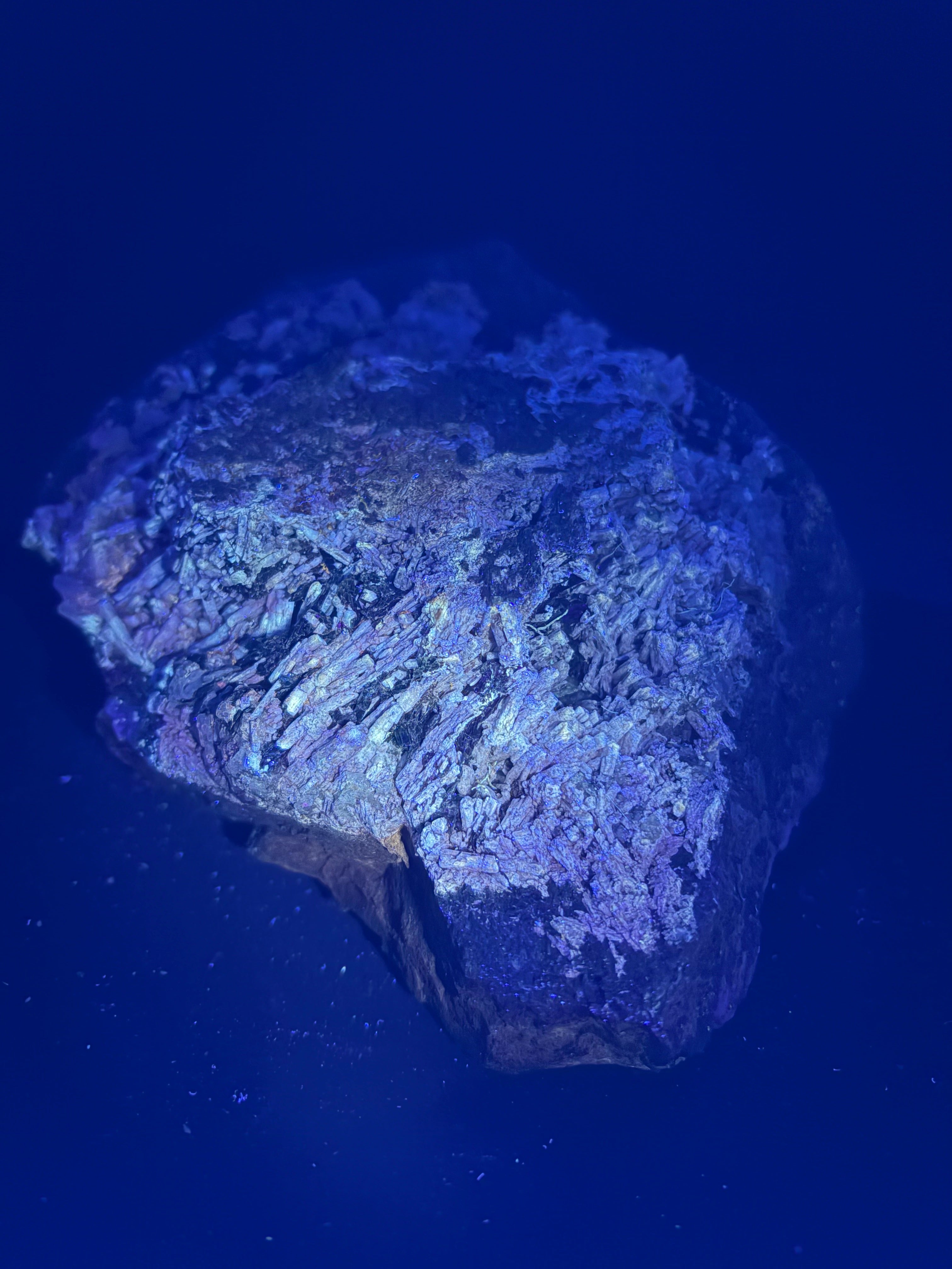 Scapolite fluorescente avec actinolite verte et quartz sur matrice – 19×14×8,5 cm, Sp#189