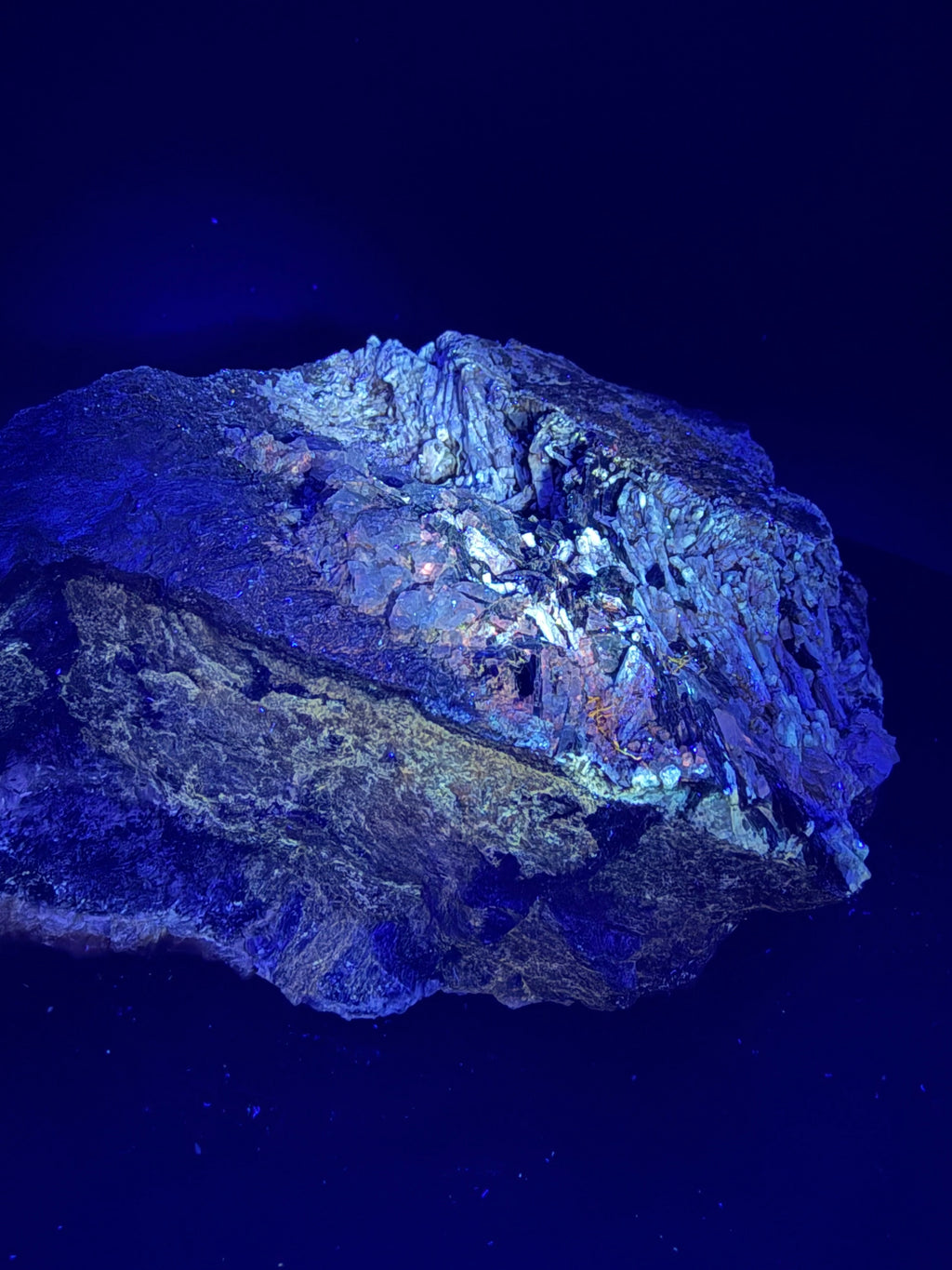 Scapolite fluorescente avec actinolite verte et quartz sur matrice – 19×14×8,5 cm, Sp#189