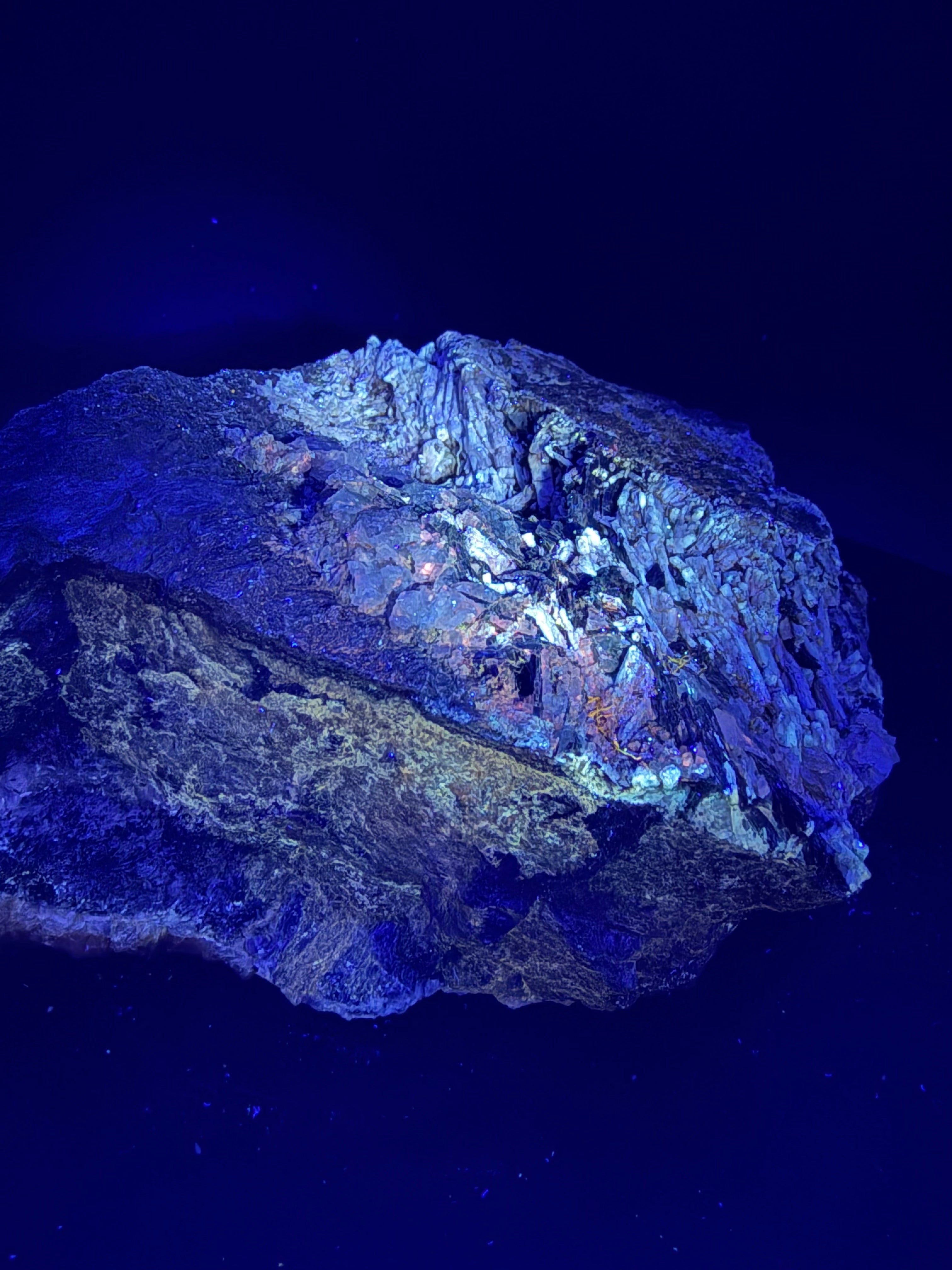 Scapolite fluorescente avec actinolite verte et quartz sur matrice – 19×14×8,5 cm, Sp#189