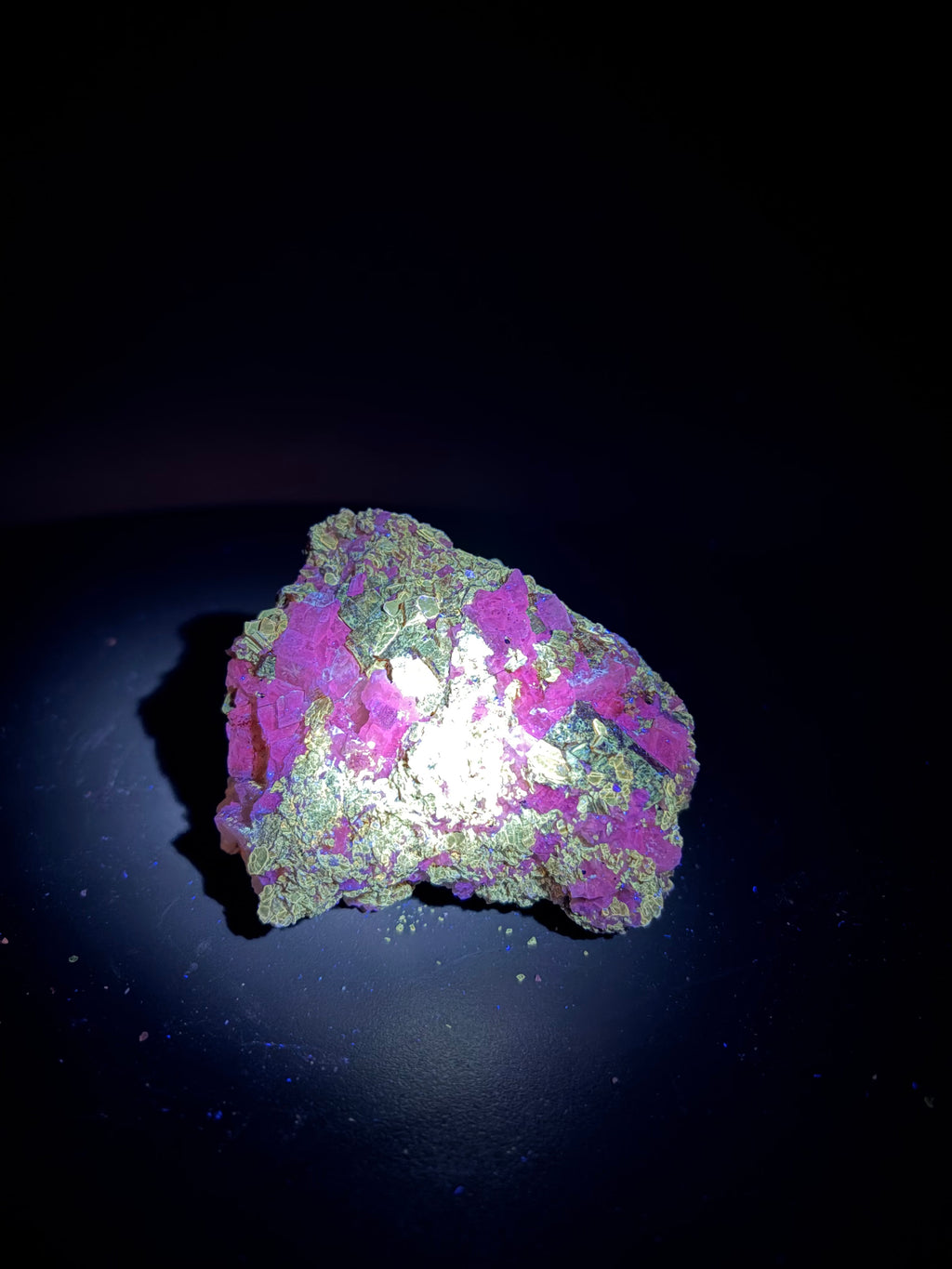 Phlogopite, diopside vert pâle, calcite et scapolite fluorescents sur matrice – 7,5×7×4,5 cm