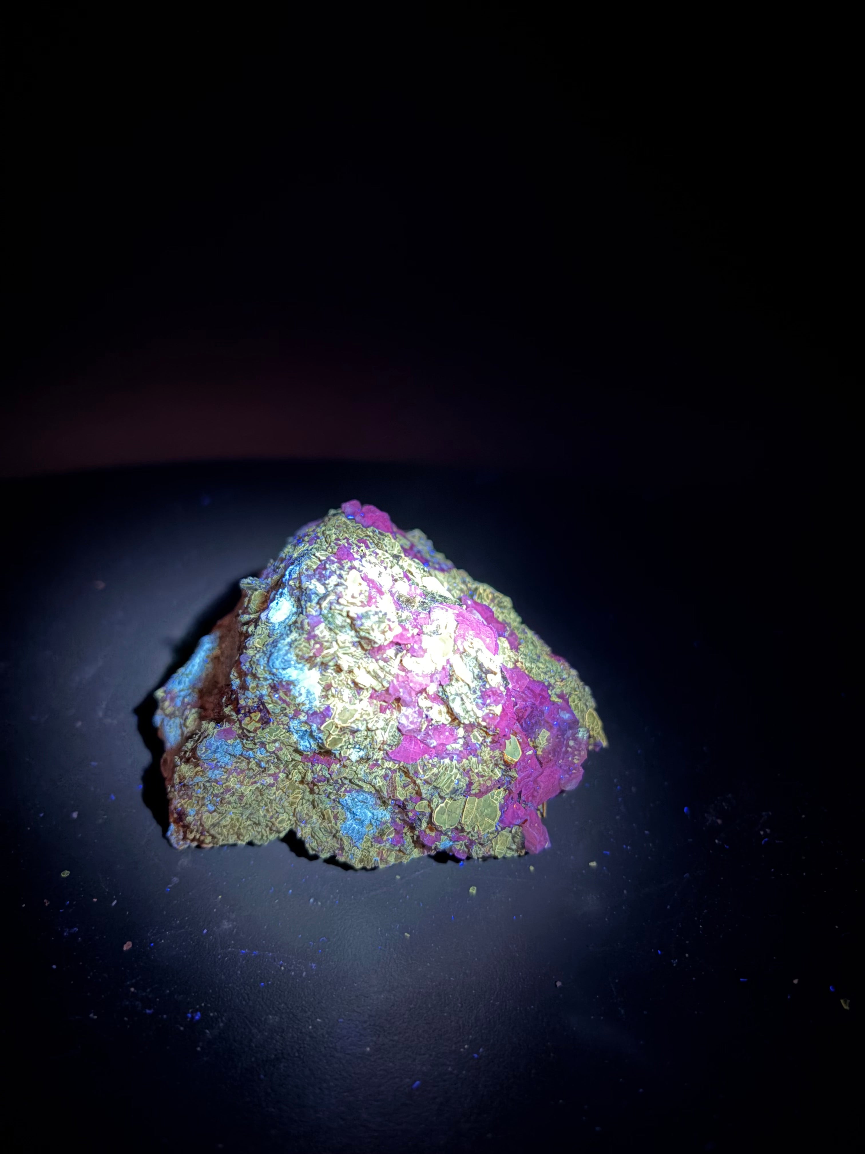 Phlogopite, diopside vert pâle, calcite et scapolite fluorescents sur matrice – 7,5×7×4,5 cm