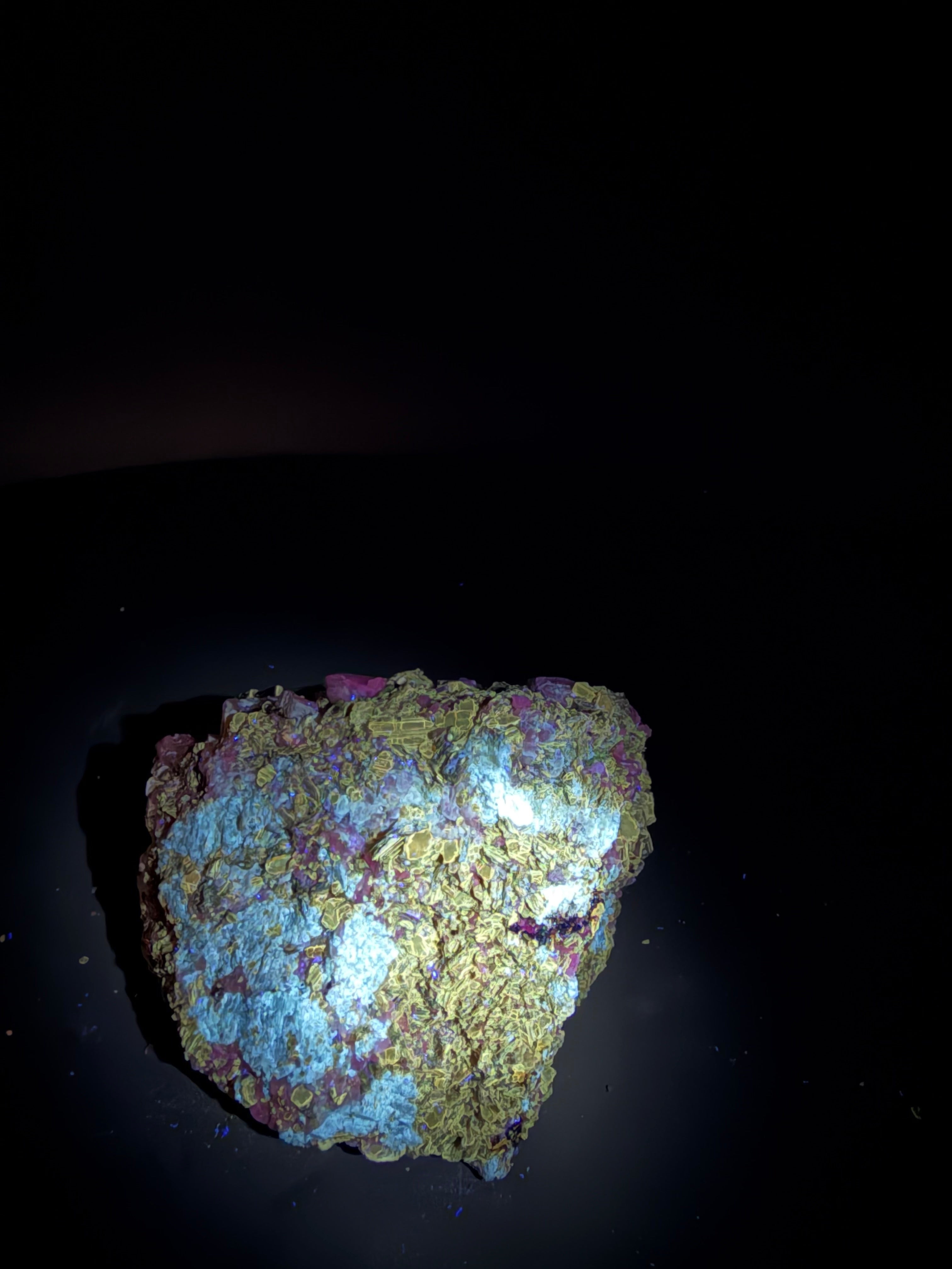 Phlogopite, diopside vert pâle, calcite et scapolite fluorescents sur matrice – 7,5×7×4,5 cm