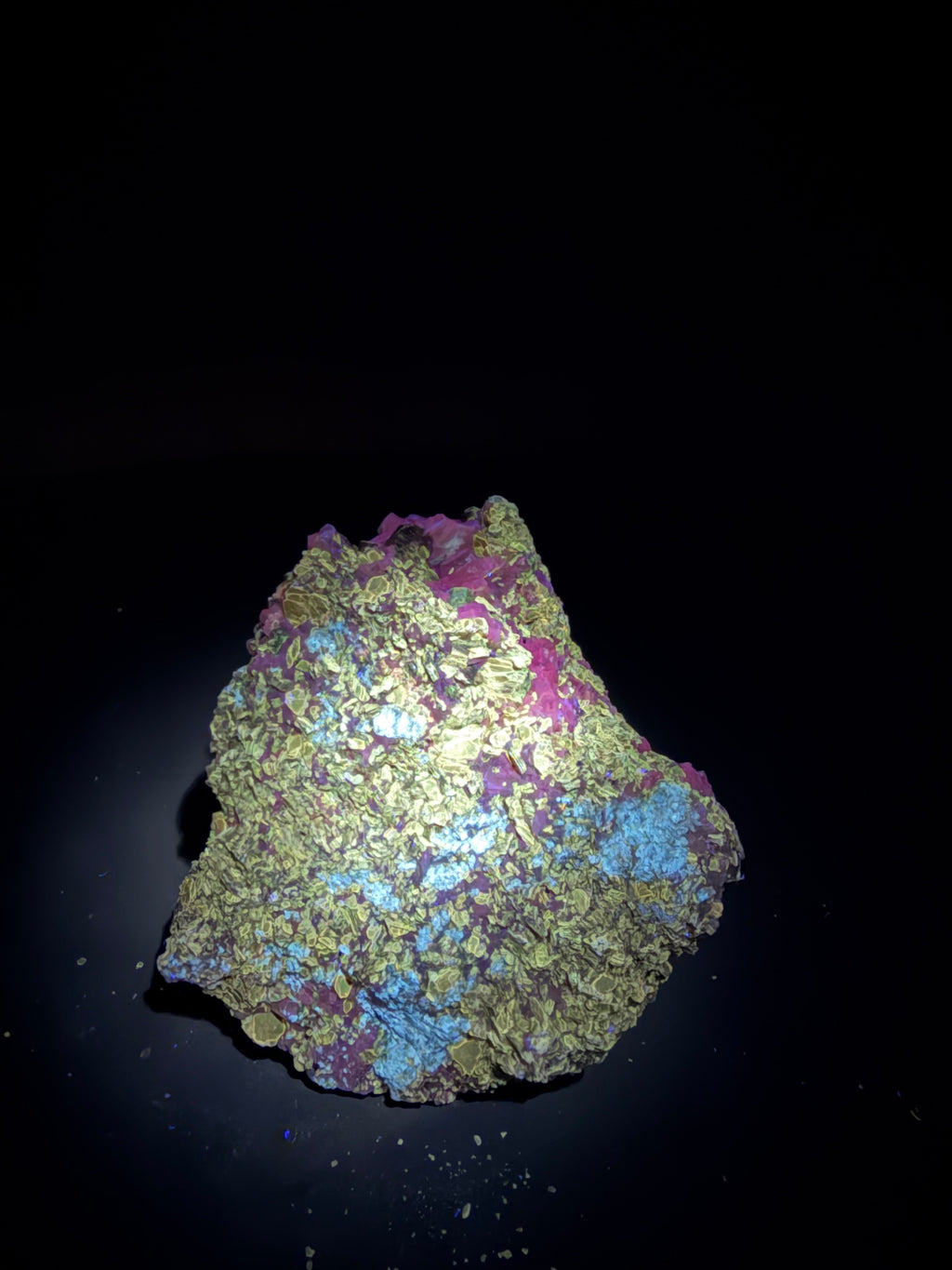 Phlogopite, diopside vert pâle, calcite et scapolite fluorescents sur matrice – 7,5×7×4,5 cm