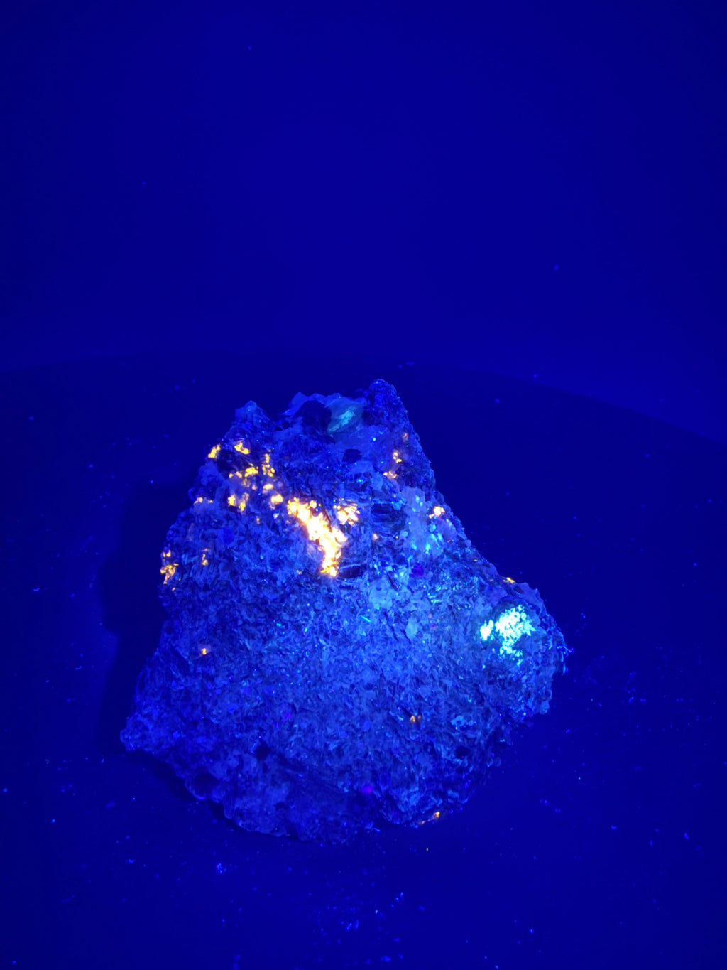 Phlogopite, diopside vert pâle, calcite et scapolite fluorescents sur matrice – 7,5×7×4,5 cm