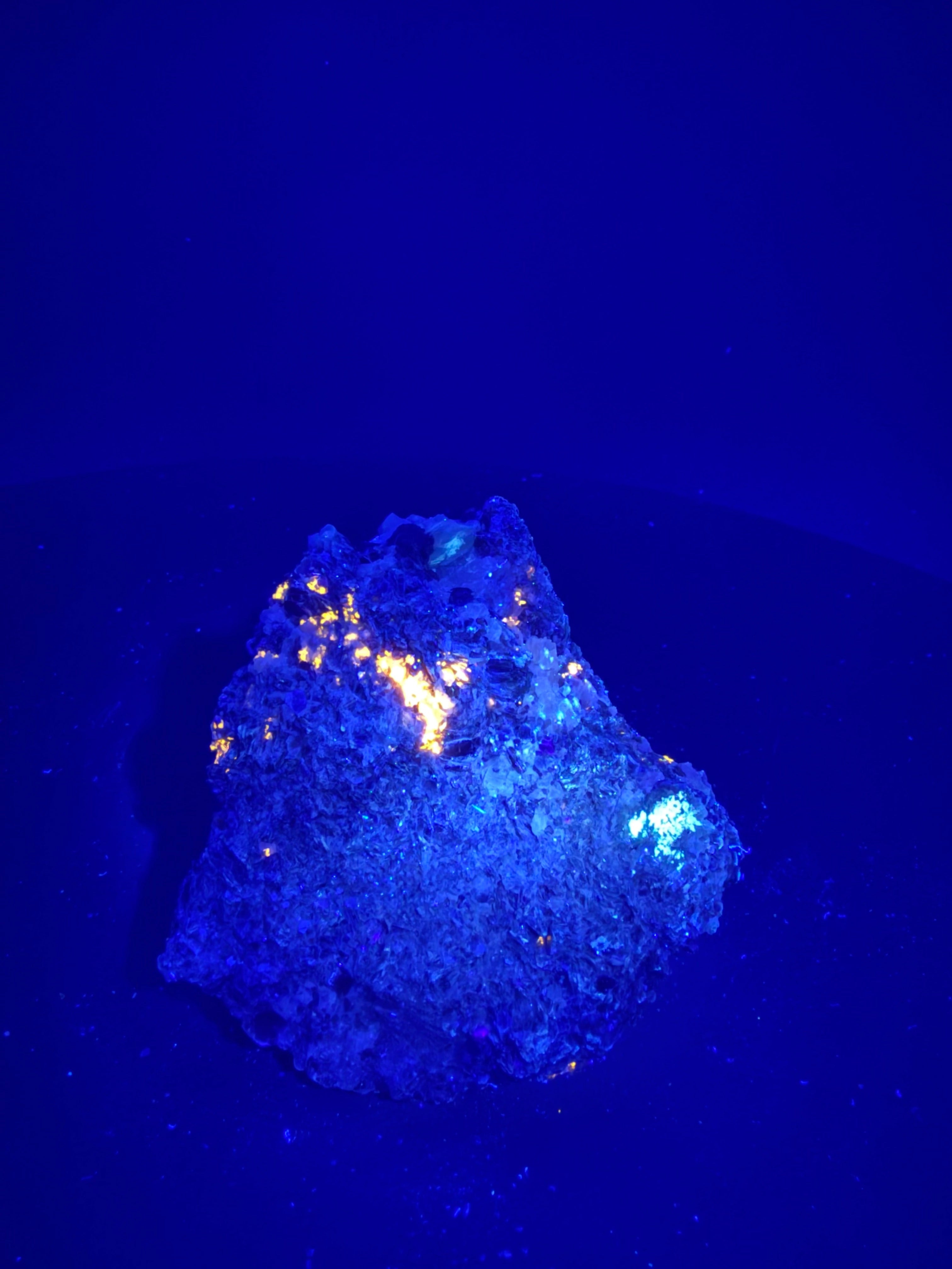 Phlogopite, diopside vert pâle, calcite et scapolite fluorescents sur matrice – 7,5×7×4,5 cm