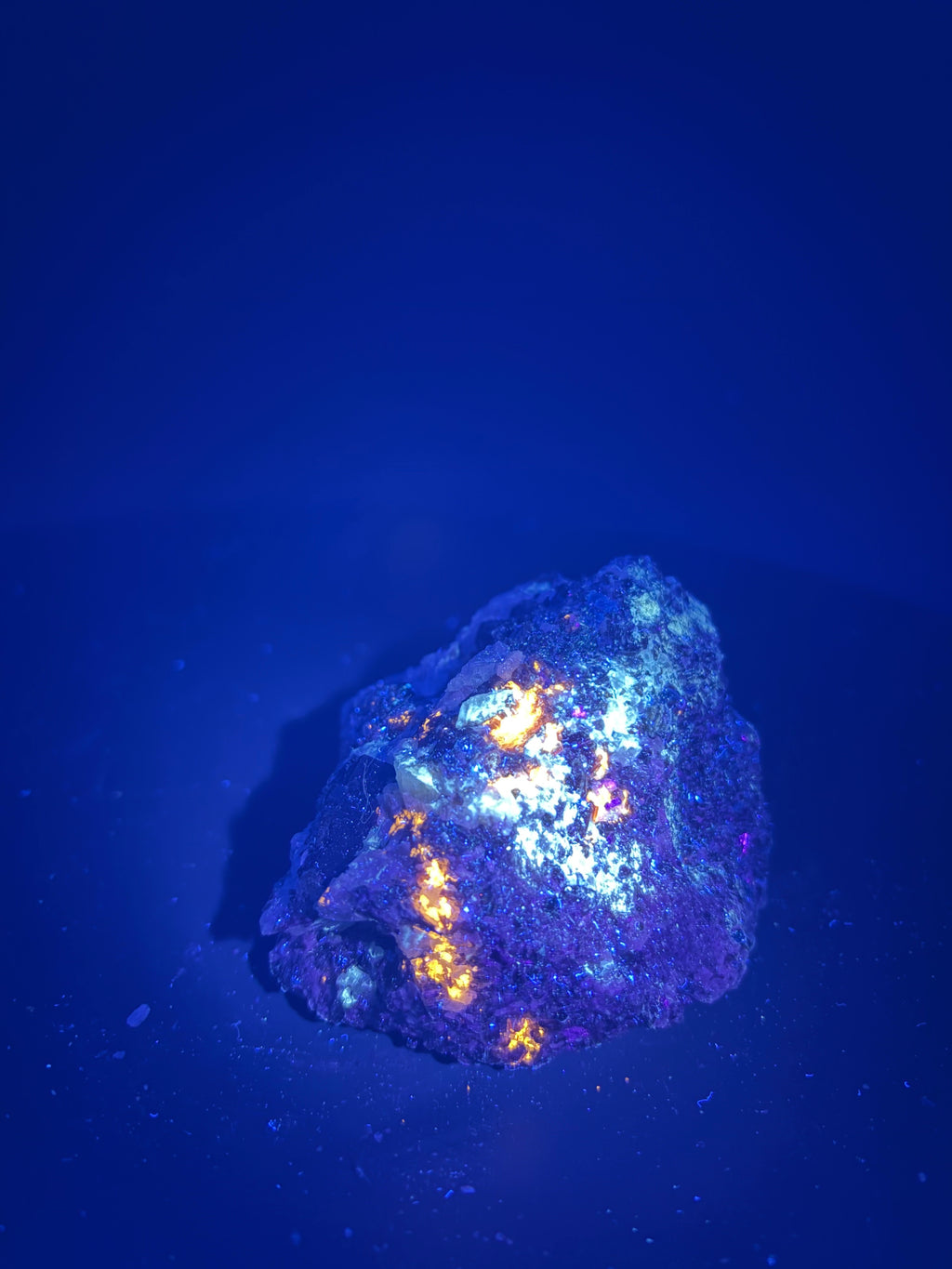 Phlogopite, diopside vert pâle, calcite et scapolite fluorescents sur matrice – 7,5×7×4,5 cm