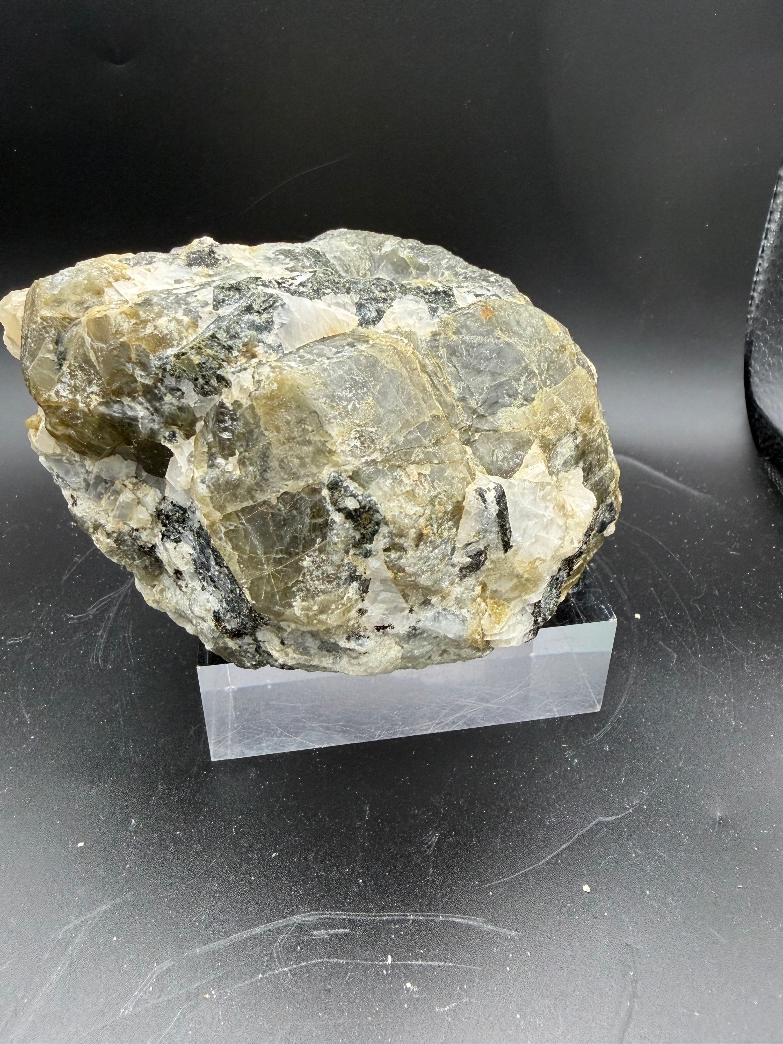 Diopside jaune fluorescent avec calcite et mica sur matrice – 12×10×6 cm