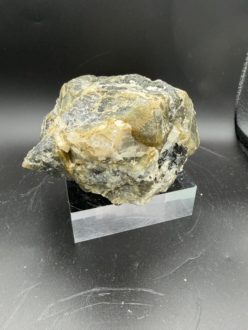 Diopside jaune fluorescent avec calcite et mica sur matrice – 12×10×6 cm