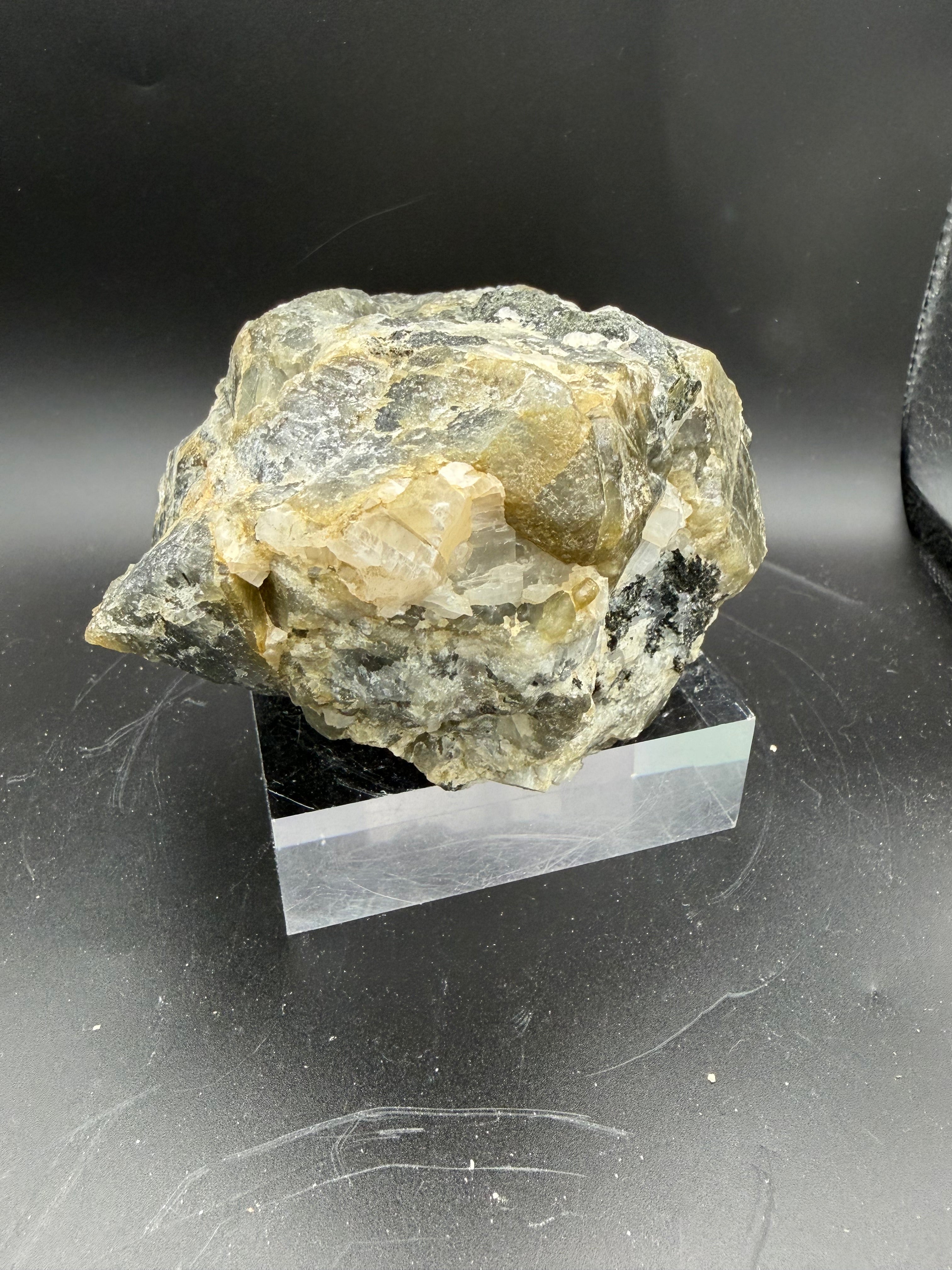 Diopside jaune fluorescent avec calcite et mica sur matrice – 12×10×6 cm