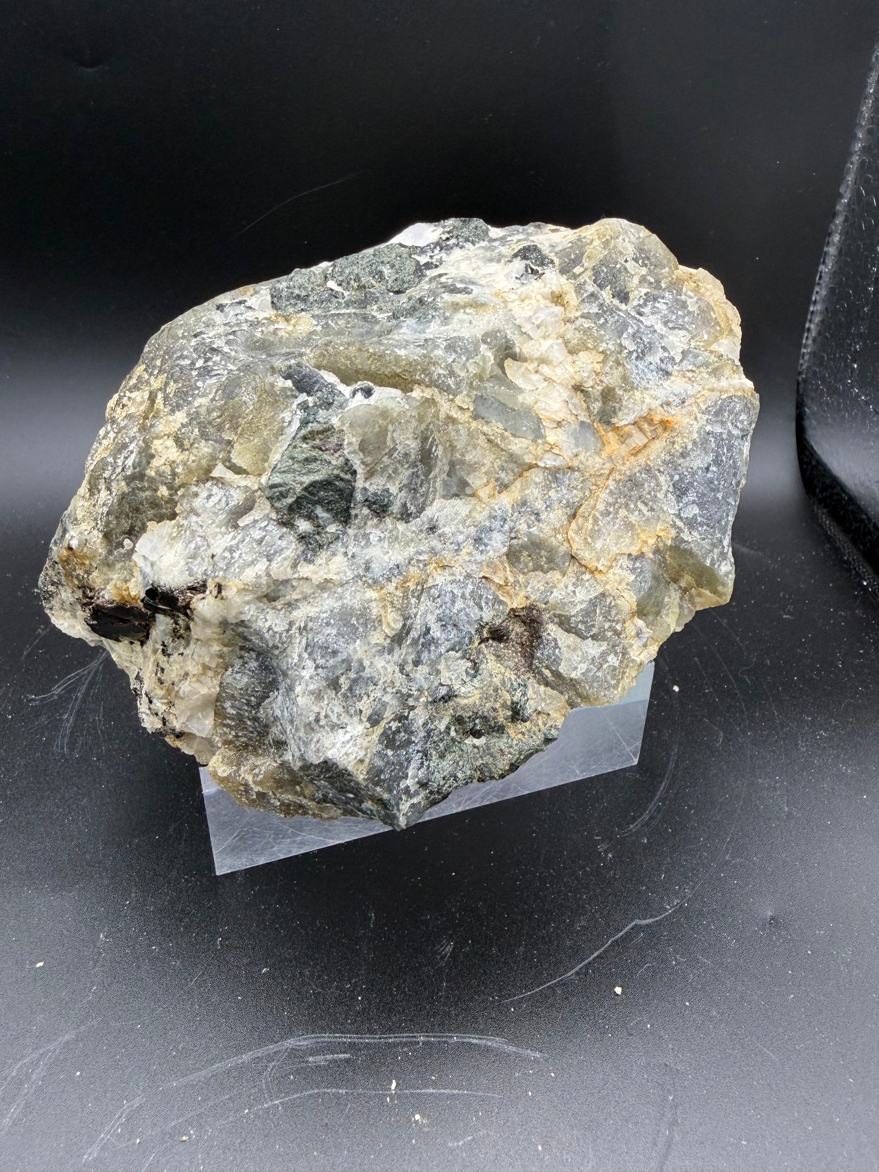 Diopside jaune fluorescent avec calcite et mica sur matrice – 12×10×6 cm