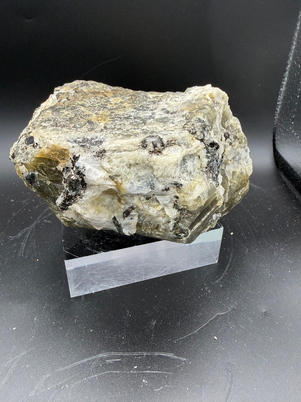 Diopside jaune fluorescent avec calcite et mica sur matrice – 12×10×6 cm