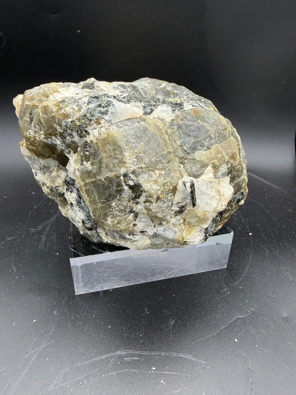 Diopside jaune fluorescent avec calcite et mica sur matrice – 12×10×6 cm