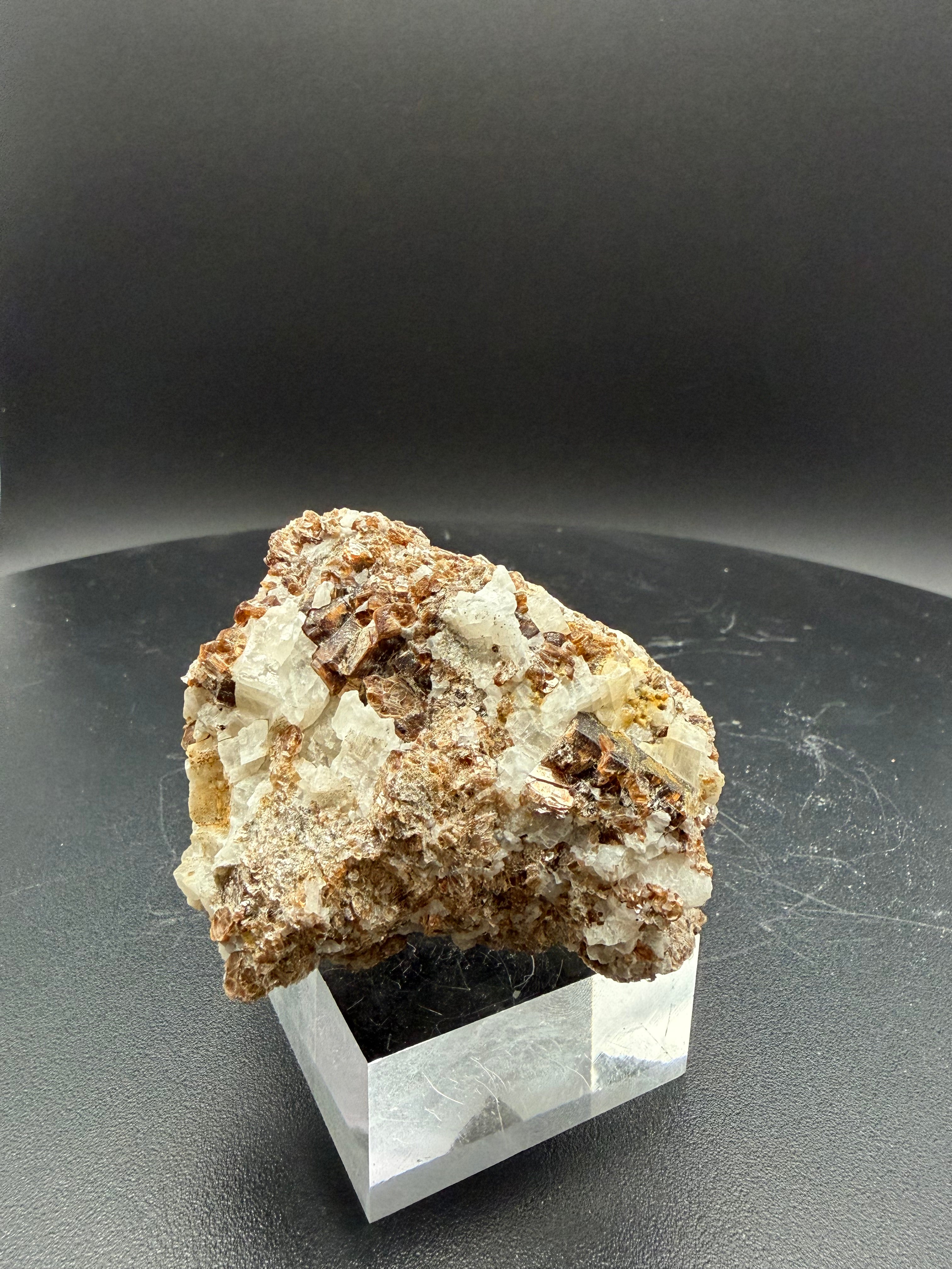 Phlogopite, diopside vert pâle, calcite et scapolite fluorescents sur matrice – 7,5×7×4,5 cm